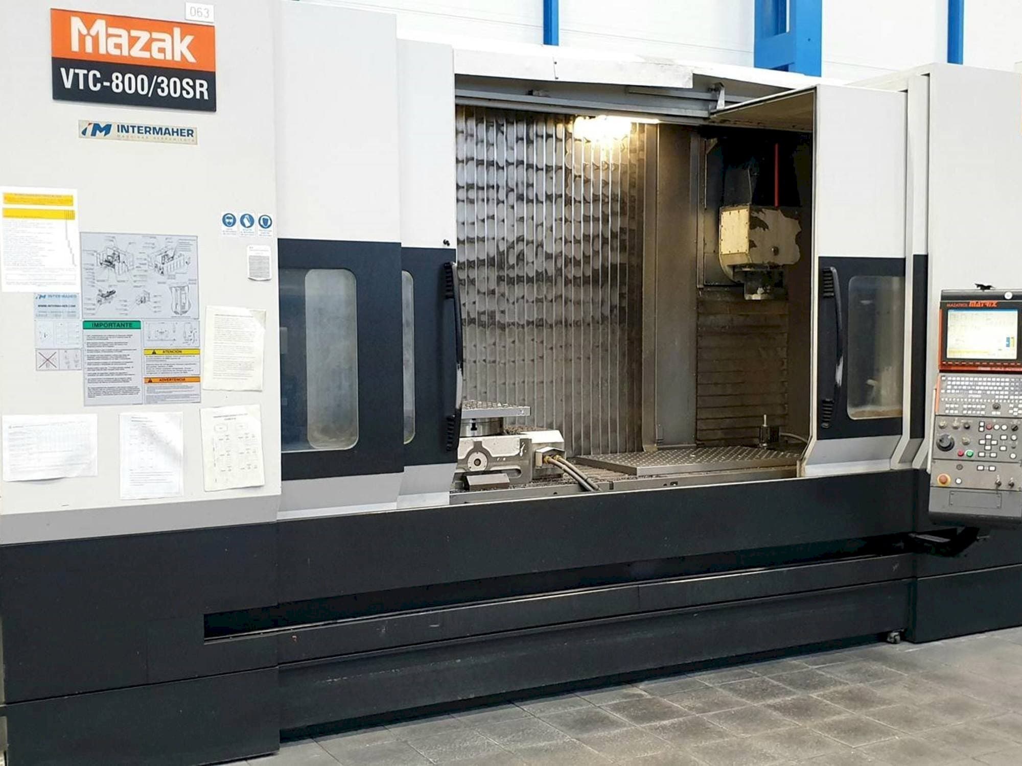Widok z przodu maszyny Mazak VTC-800/30SR