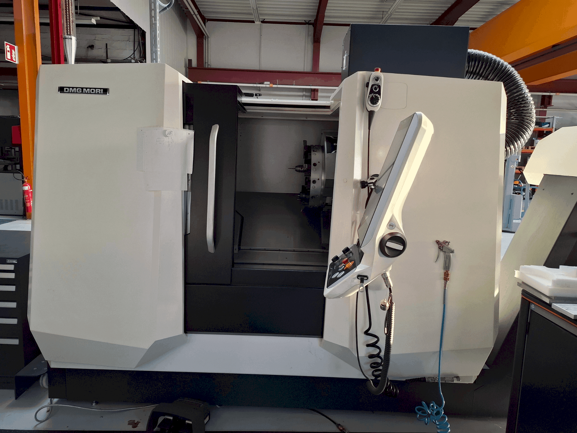 Widok z przodu maszyny DMG MORI CLX 350 V3