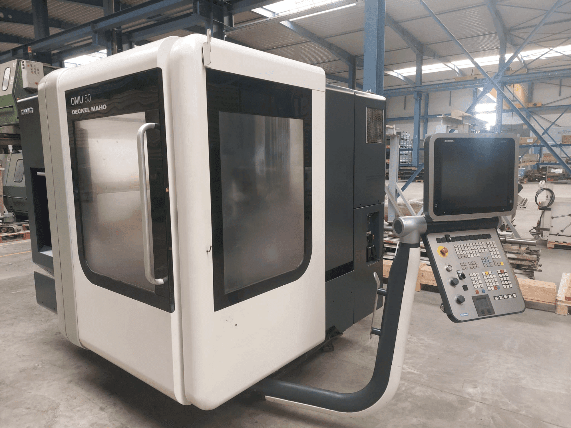 Widok z przodu maszyny DMG DECKEL MAHO DMU 50