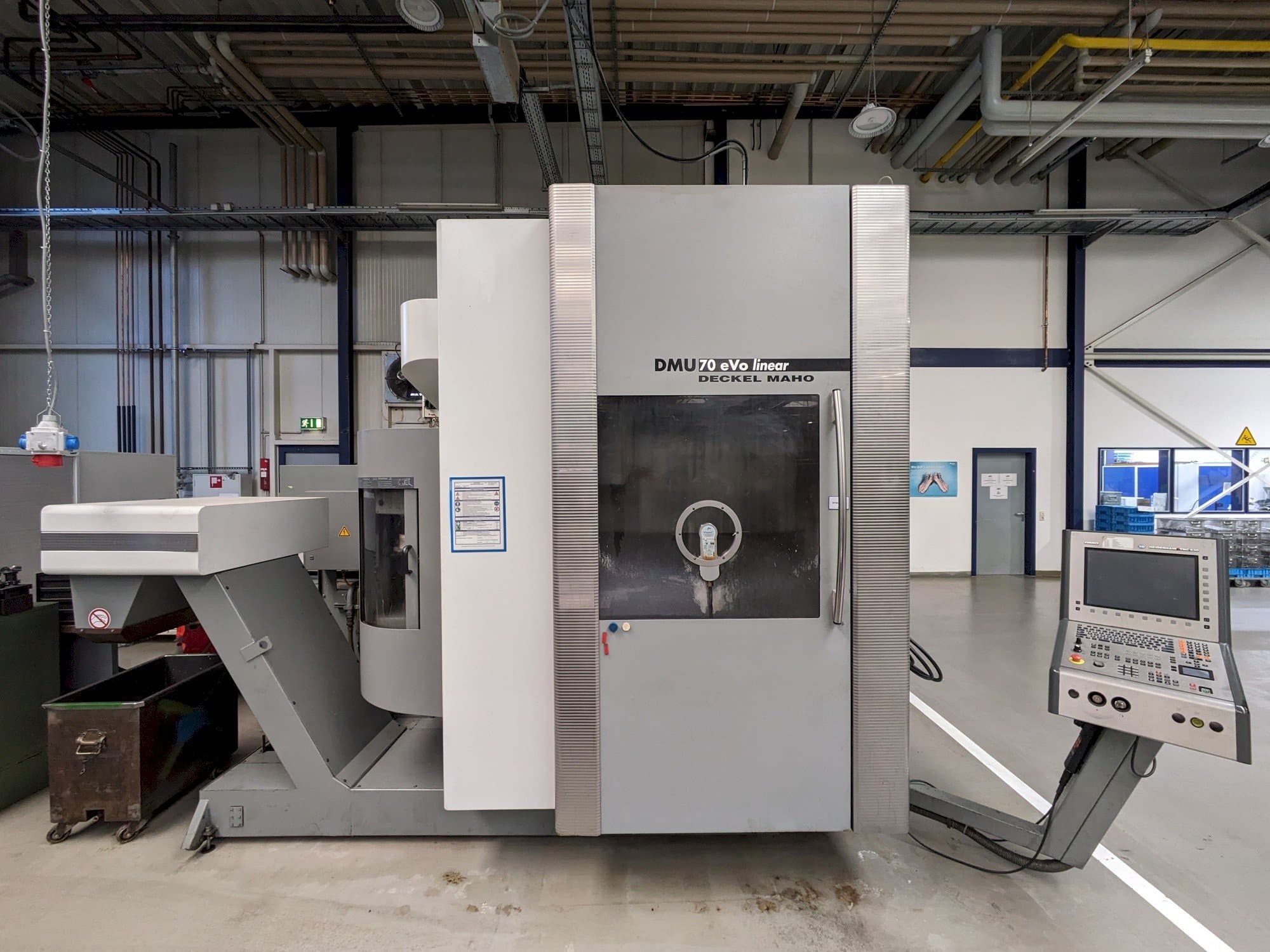 Widok z przodu maszyny DECKEL MAHO DMU70 eVo linear