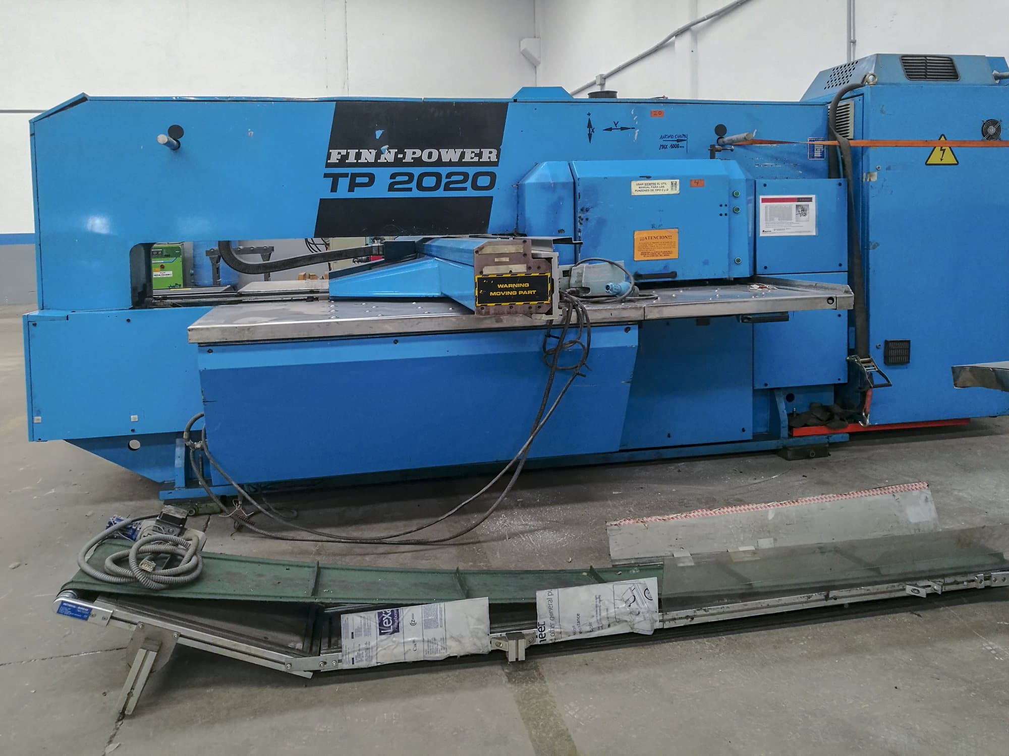 Widok z przodu maszyny Finn-Power TP 2020