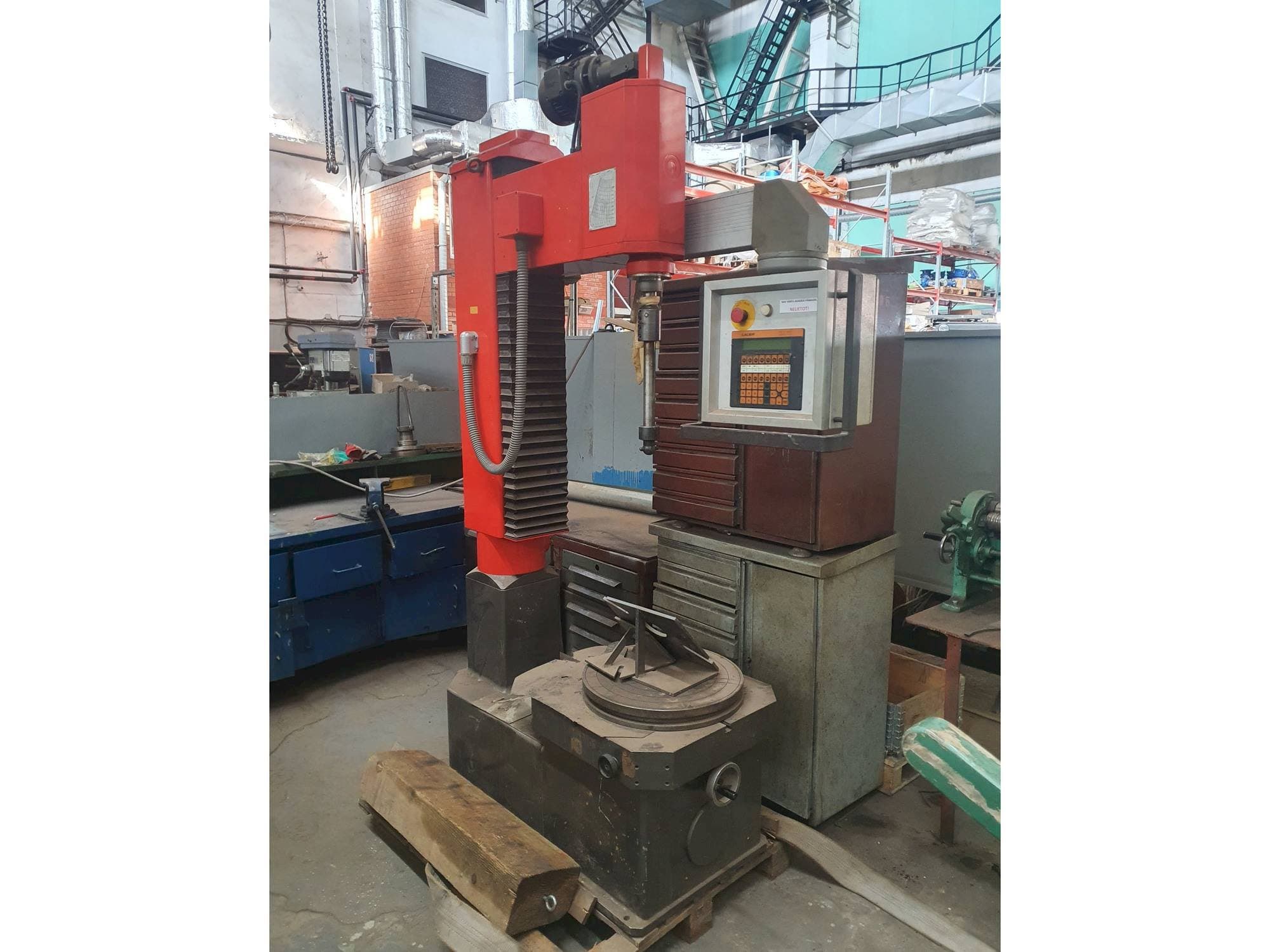 Widok z przodu maszyny TAUMELUS III N