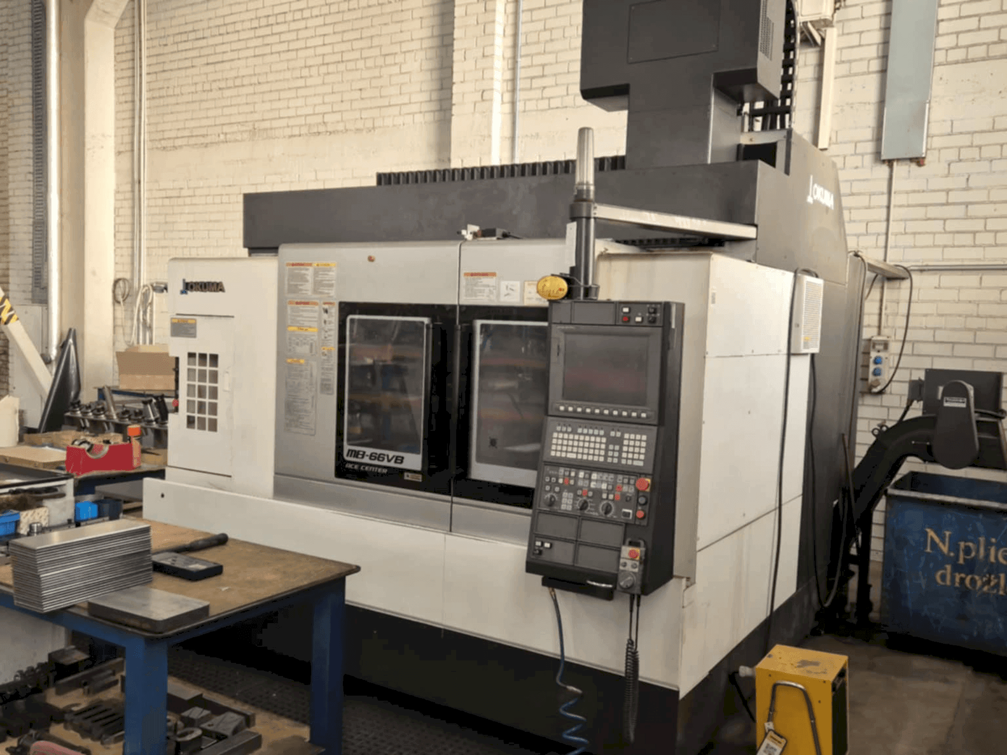 Widok z przodu maszyny Okuma MB-66VB