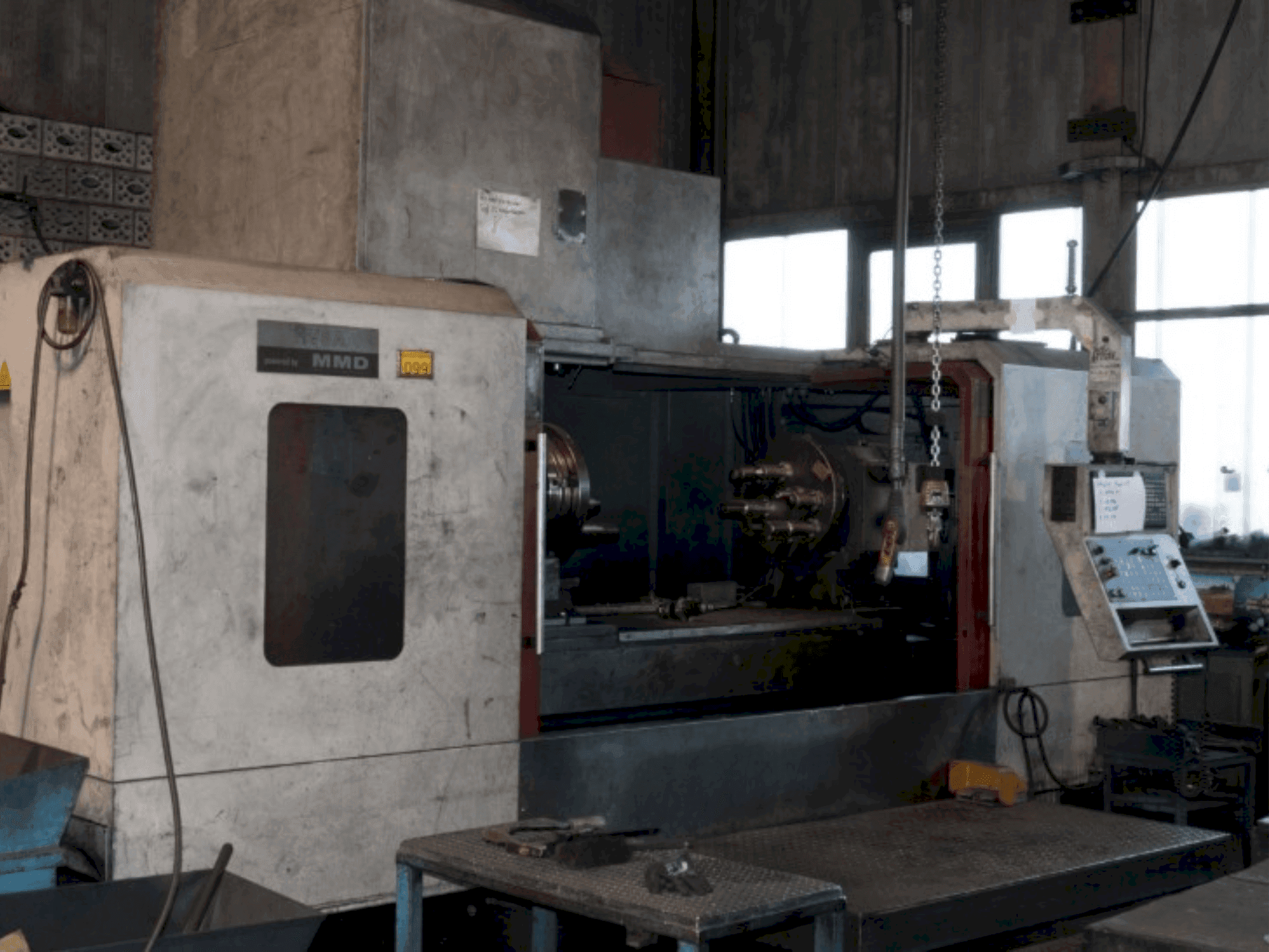 Widok z przodu maszyny Akira Seiki MMD HV8A