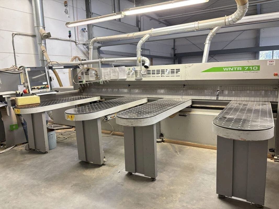 Widok z przodu maszyny SELCO WNTR 710