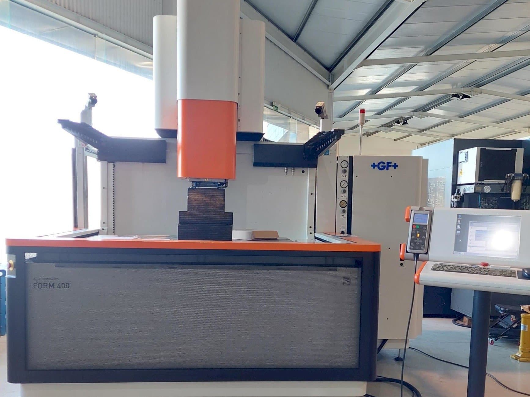 Widok z przodu maszyny AgieCharmilles FORM 400