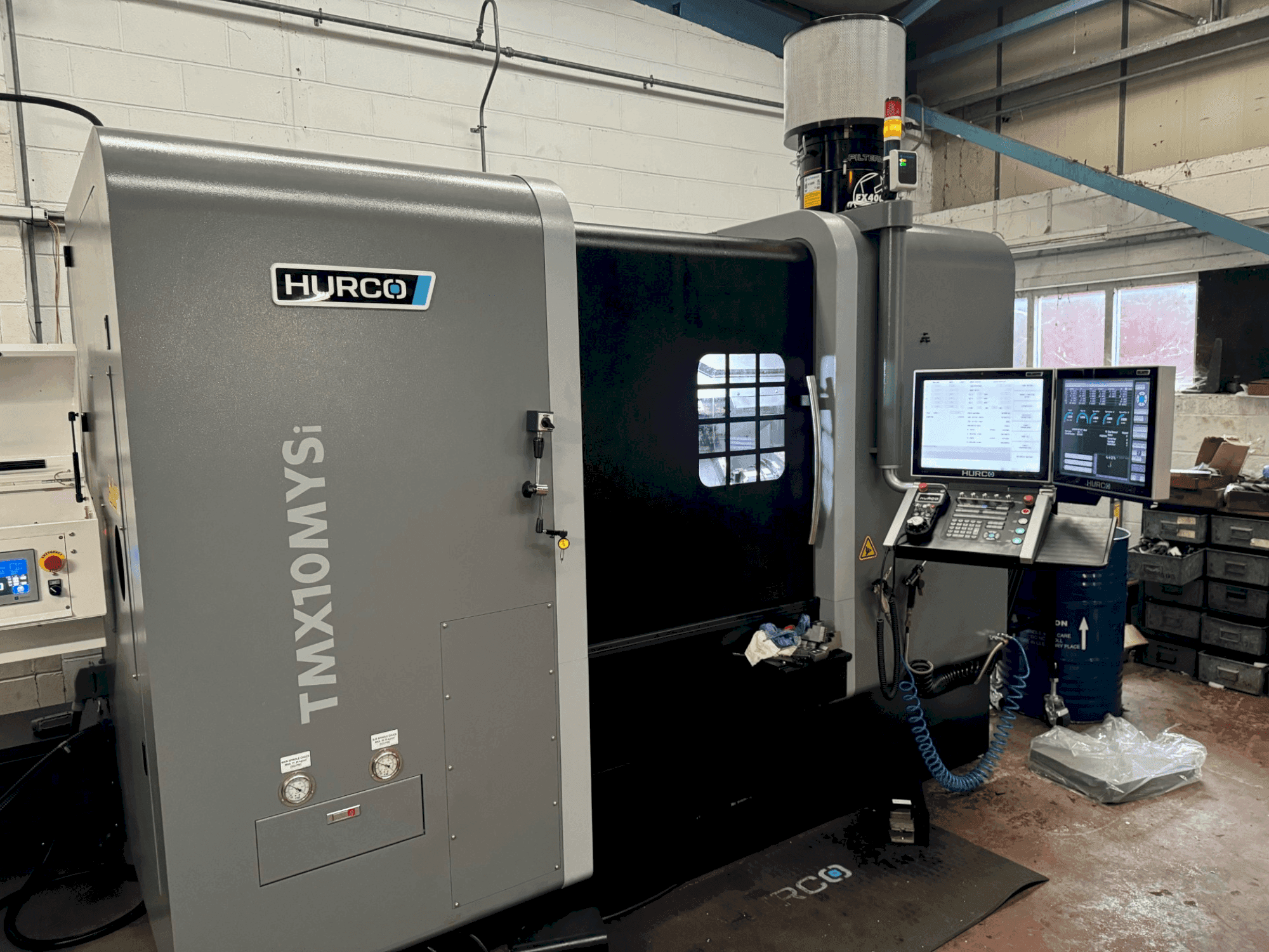 Widok z przodu maszyny Hurco TMX10-MYSi