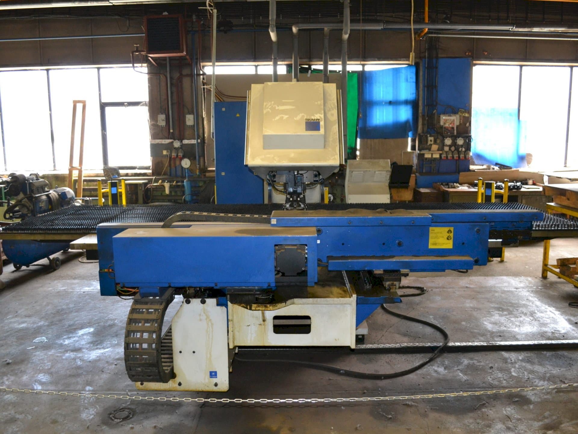 Widok z przodu maszyny Trumpf Trumatic 2000R