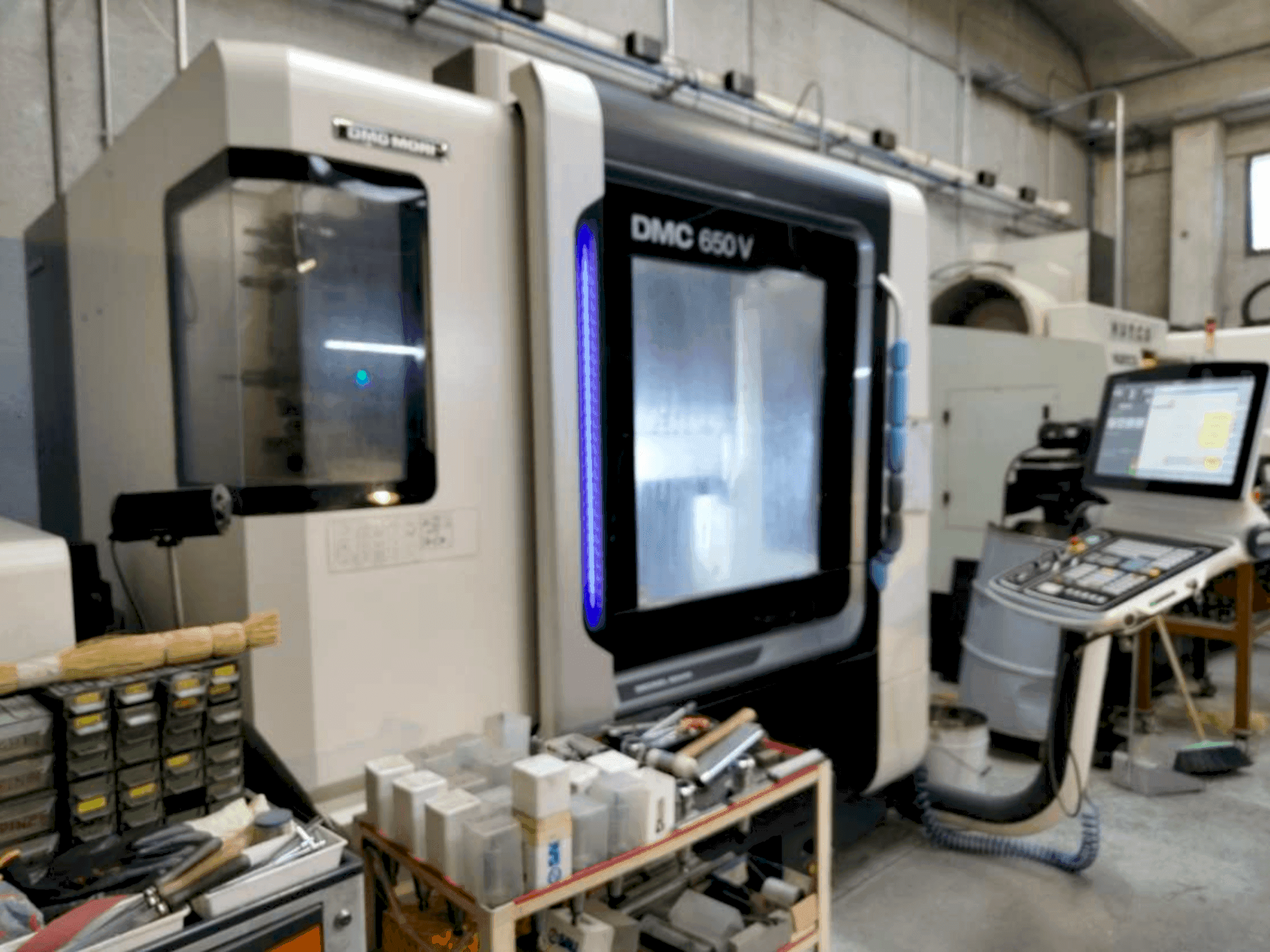 Widok z przodu maszyny DMG MORI DMC 650V