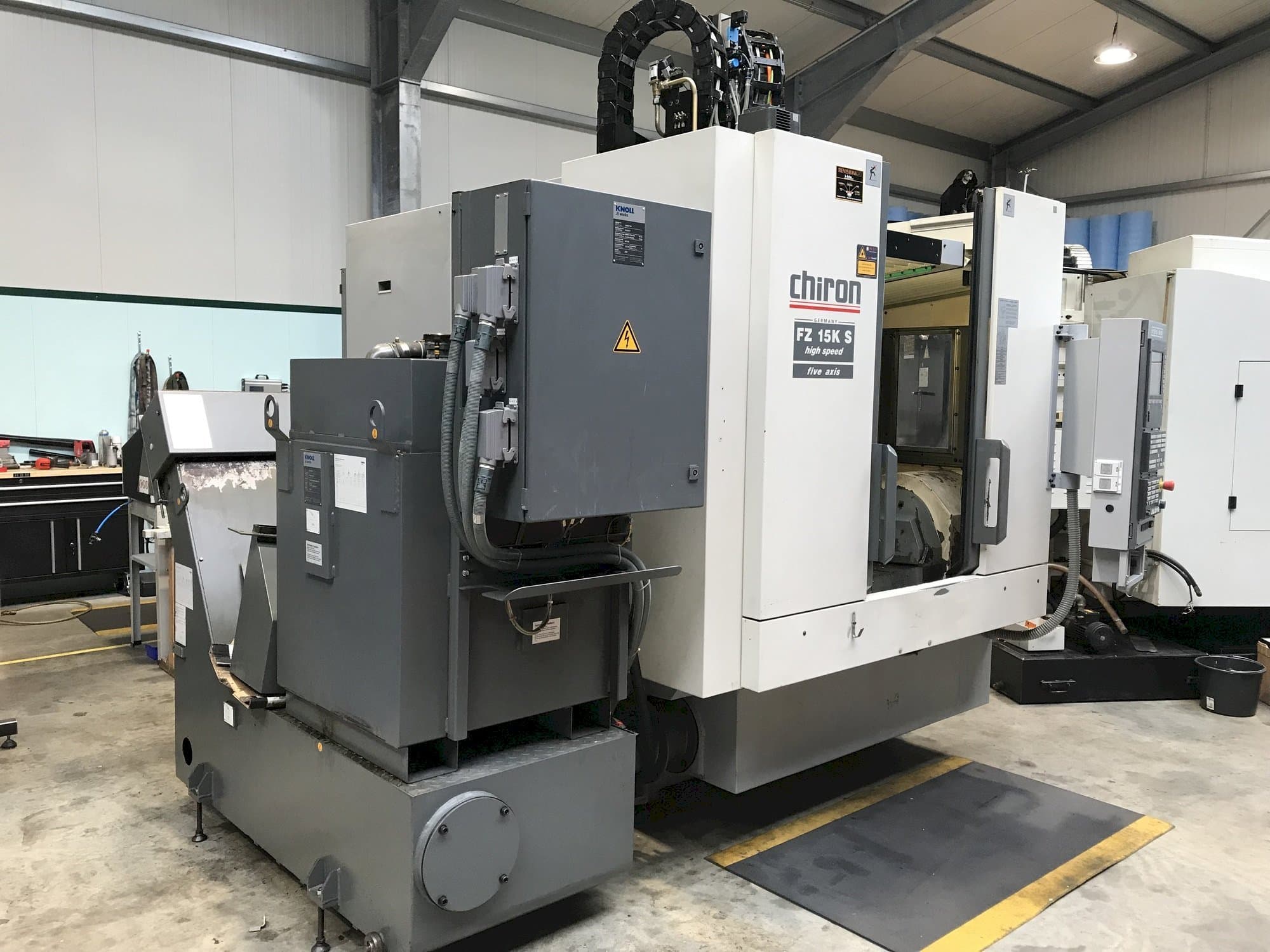 Widok z przodu maszyny CHIRON FZ15 KS