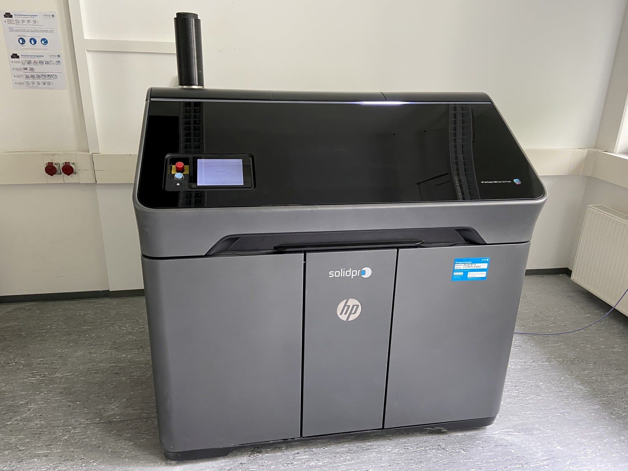 Widok z przodu maszyny HP Jet Fusion 580 Color 3D printer