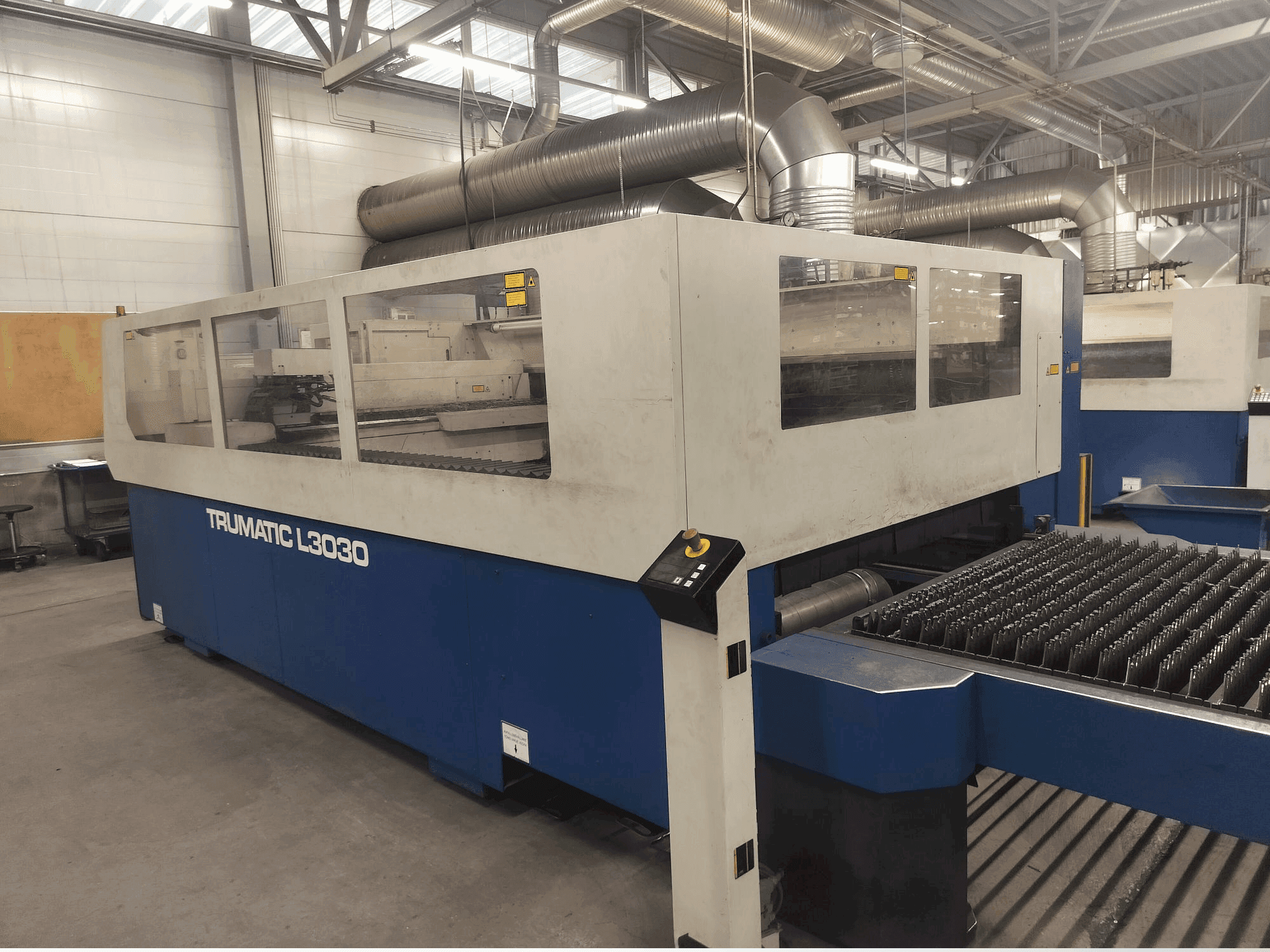 Widok z przodu maszyny TRUMPF Trumatic L3030