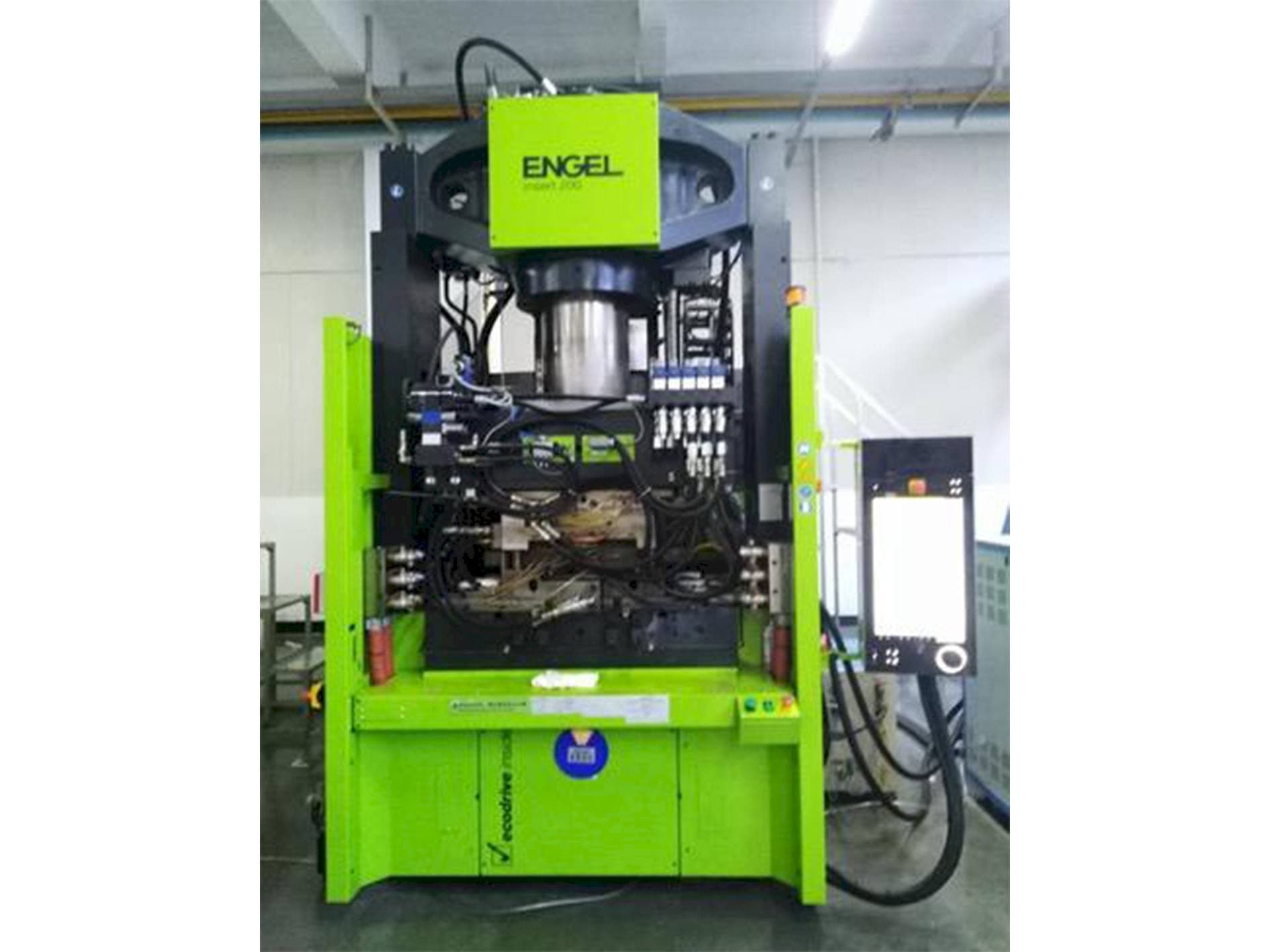 Widok z przodu maszyny ENGEL insert 650H / 200