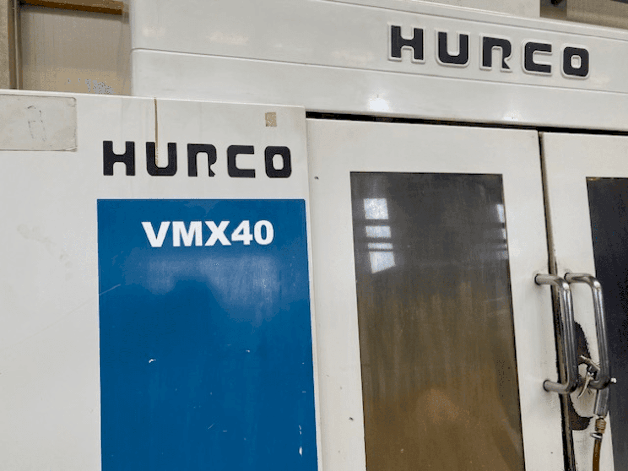 Widok z przodu maszyny Hurco VMX 40