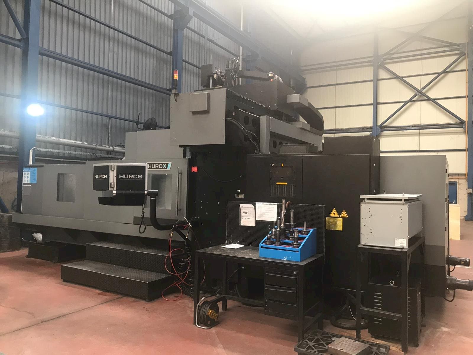 Widok z przodu maszyny Hurco DCX 32i