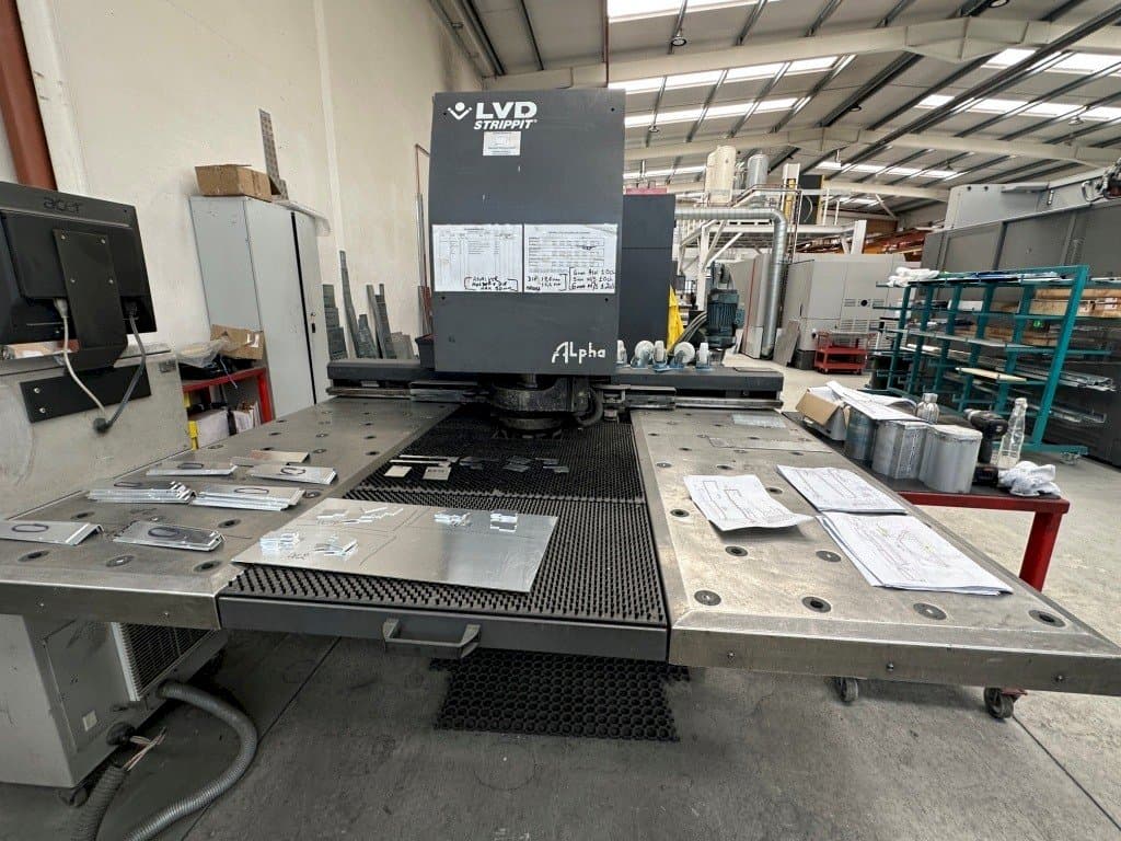 Widok z przodu maszyny LVD Alpha 1212TK