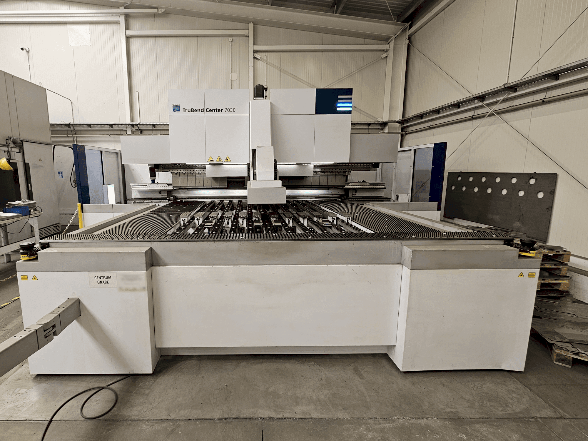 Widok z przodu maszyny TRUMPF TruBend Center 7030
