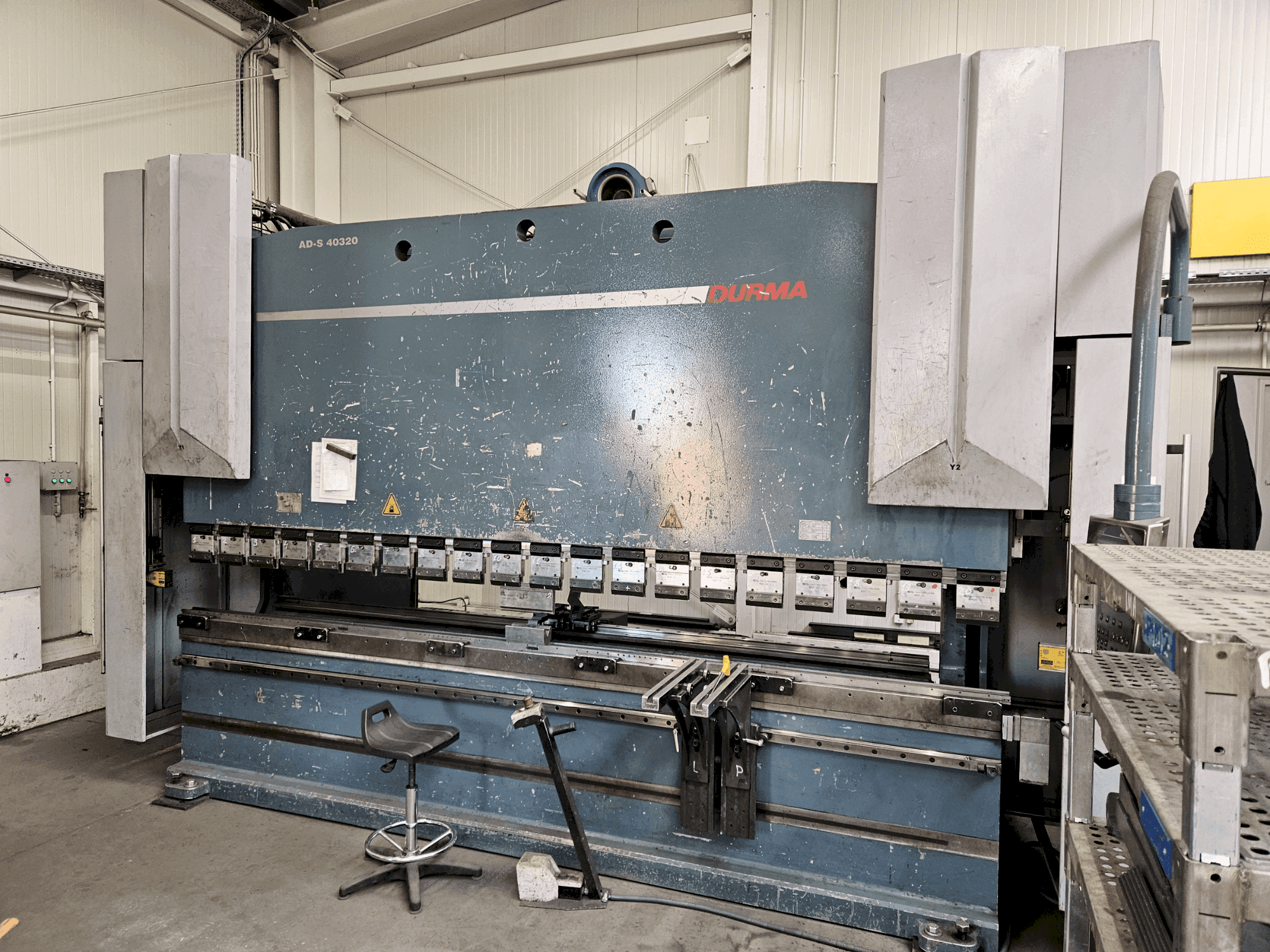 Widok z przodu maszyny Durma AD-S 40320 (2012)