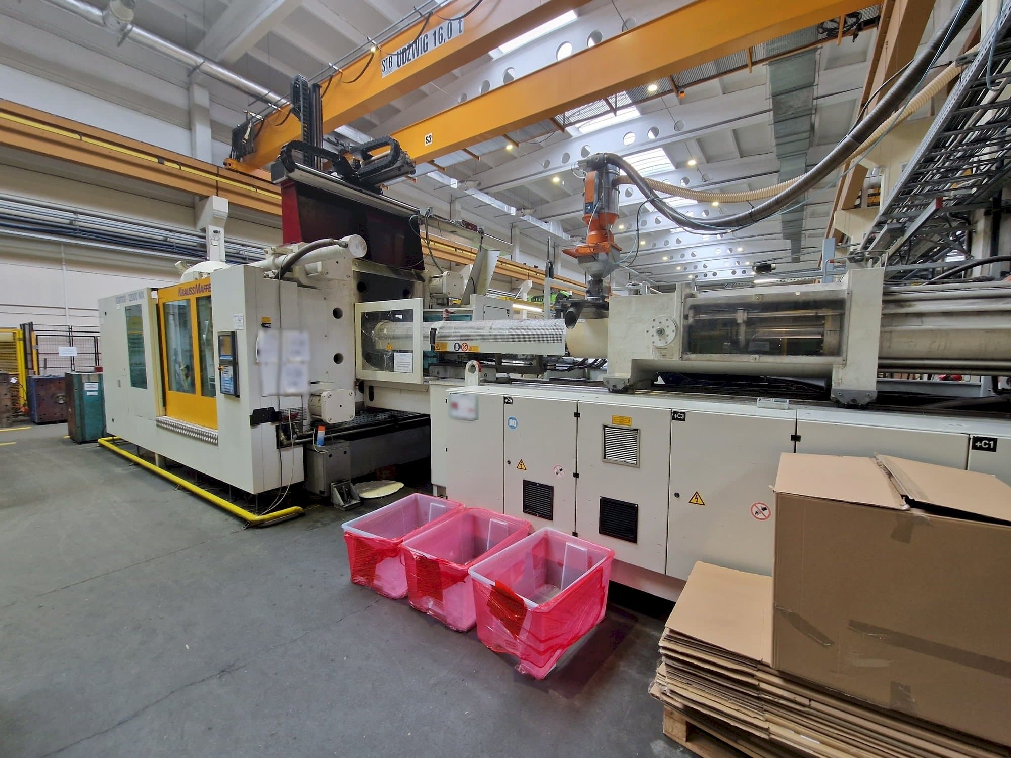 Widok z przodu maszyny Krauss Maffei 1100-12000 MX