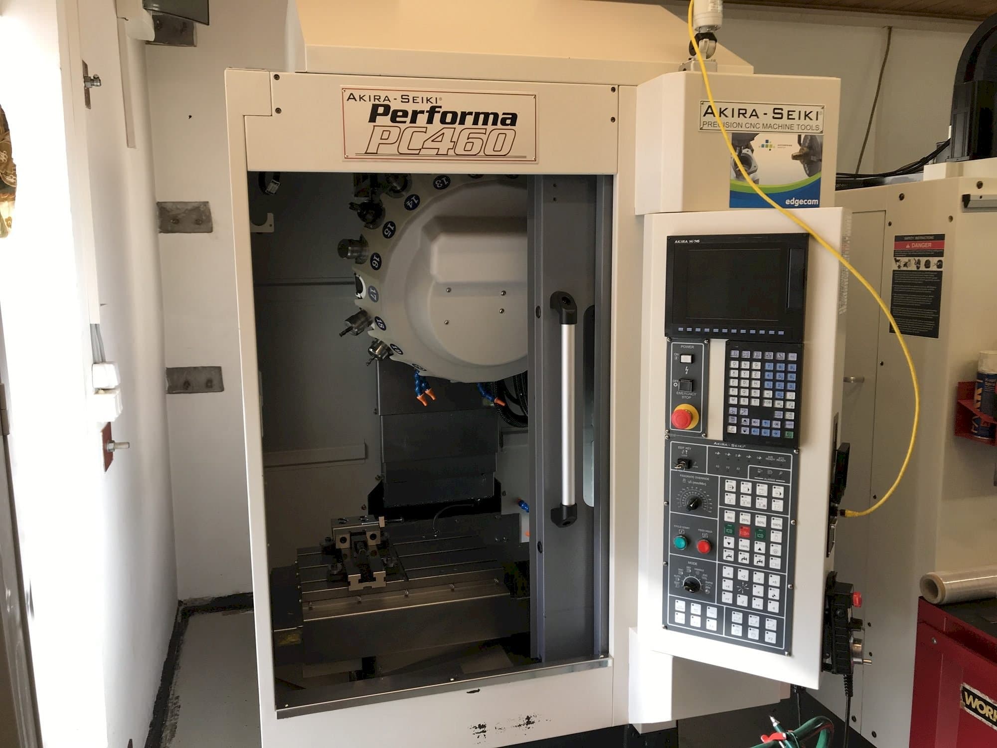 Widok z przodu maszyny Akira Seiki PC 460