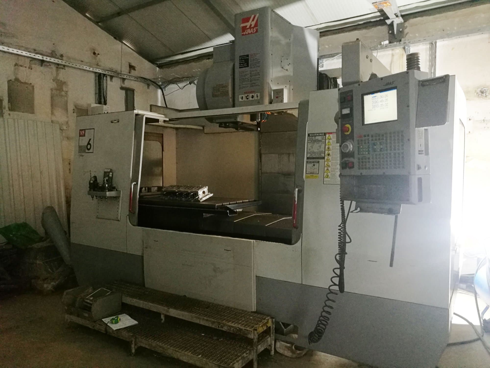 Widok z przodu maszyny HAAS VF-6B/40HE