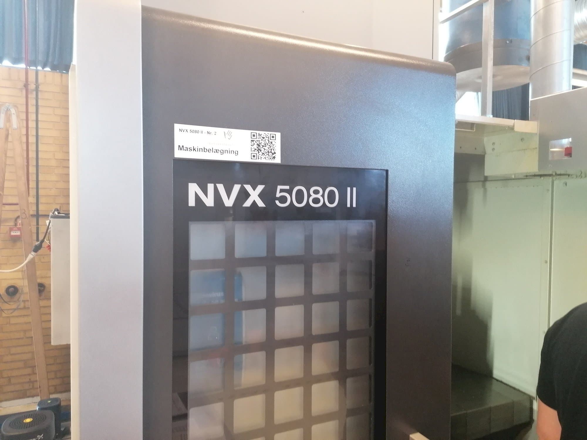 Widok z lewej maszyny DMG MORI NVX 5080II