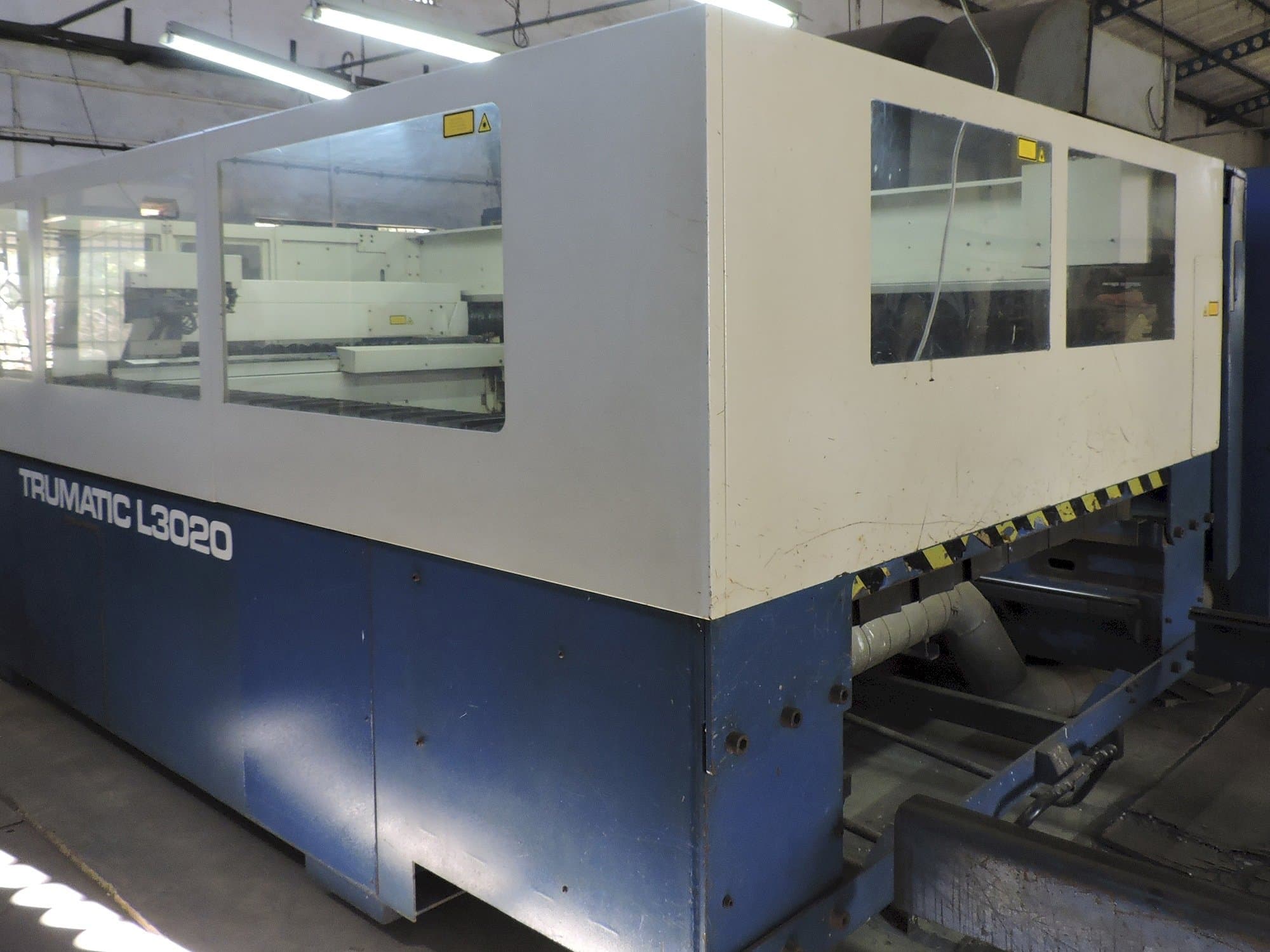 Widok z prawej maszyny Trumpf Trumatic L3020