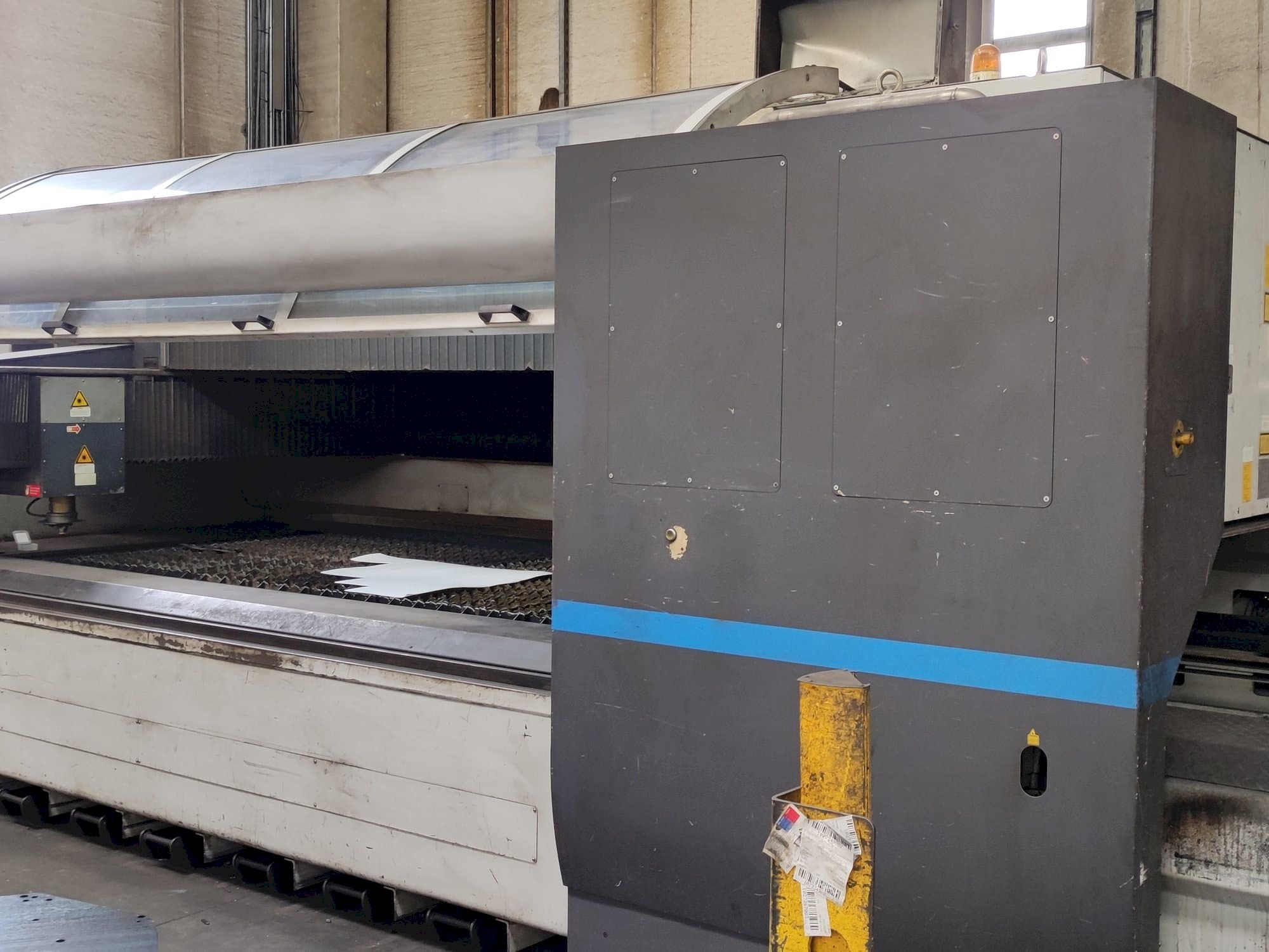 Widok z przodu maszyny LVD AXEL 3015 S