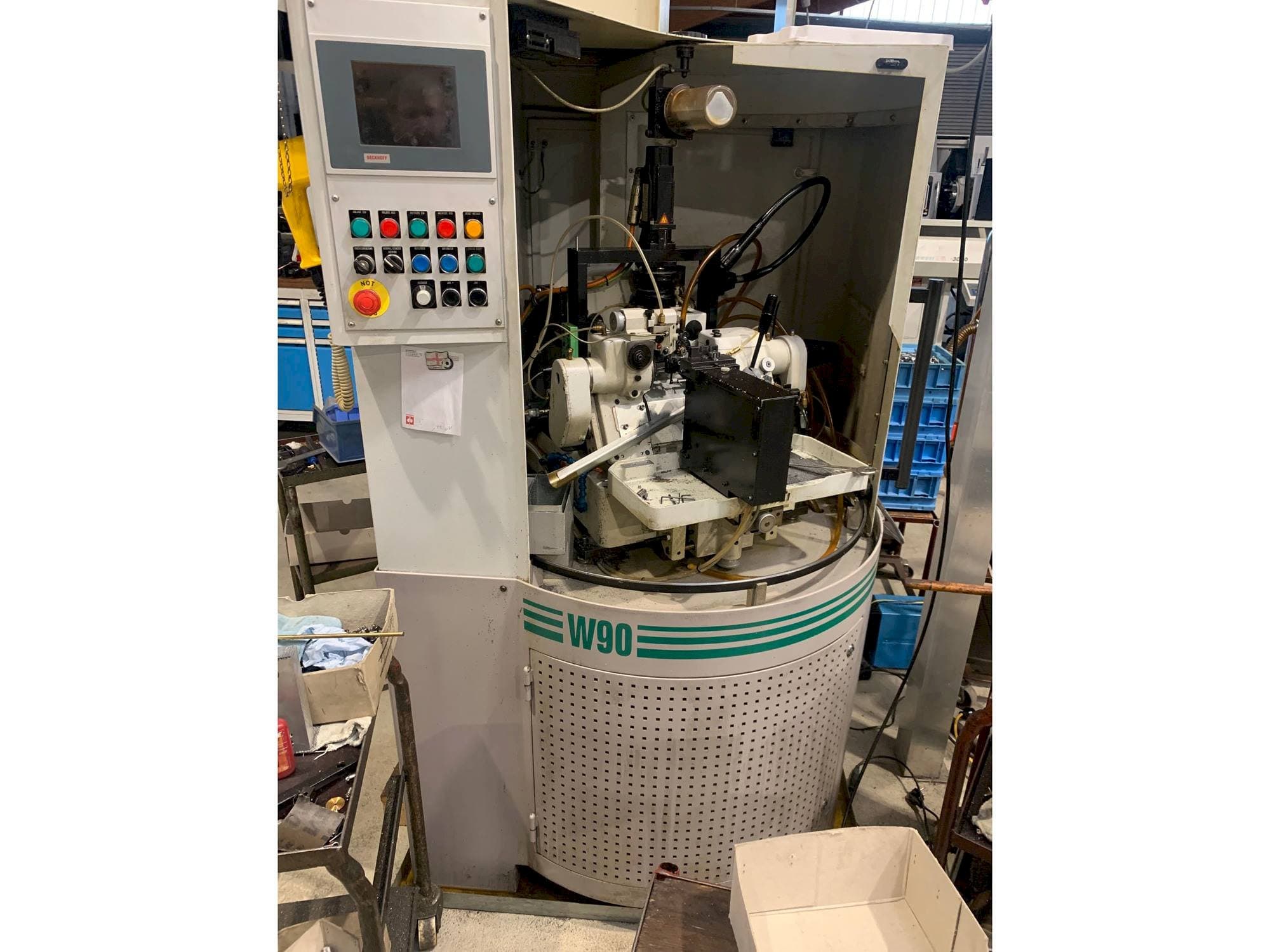 Widok z przodu maszyny Lambert Wahli W 90 CNC