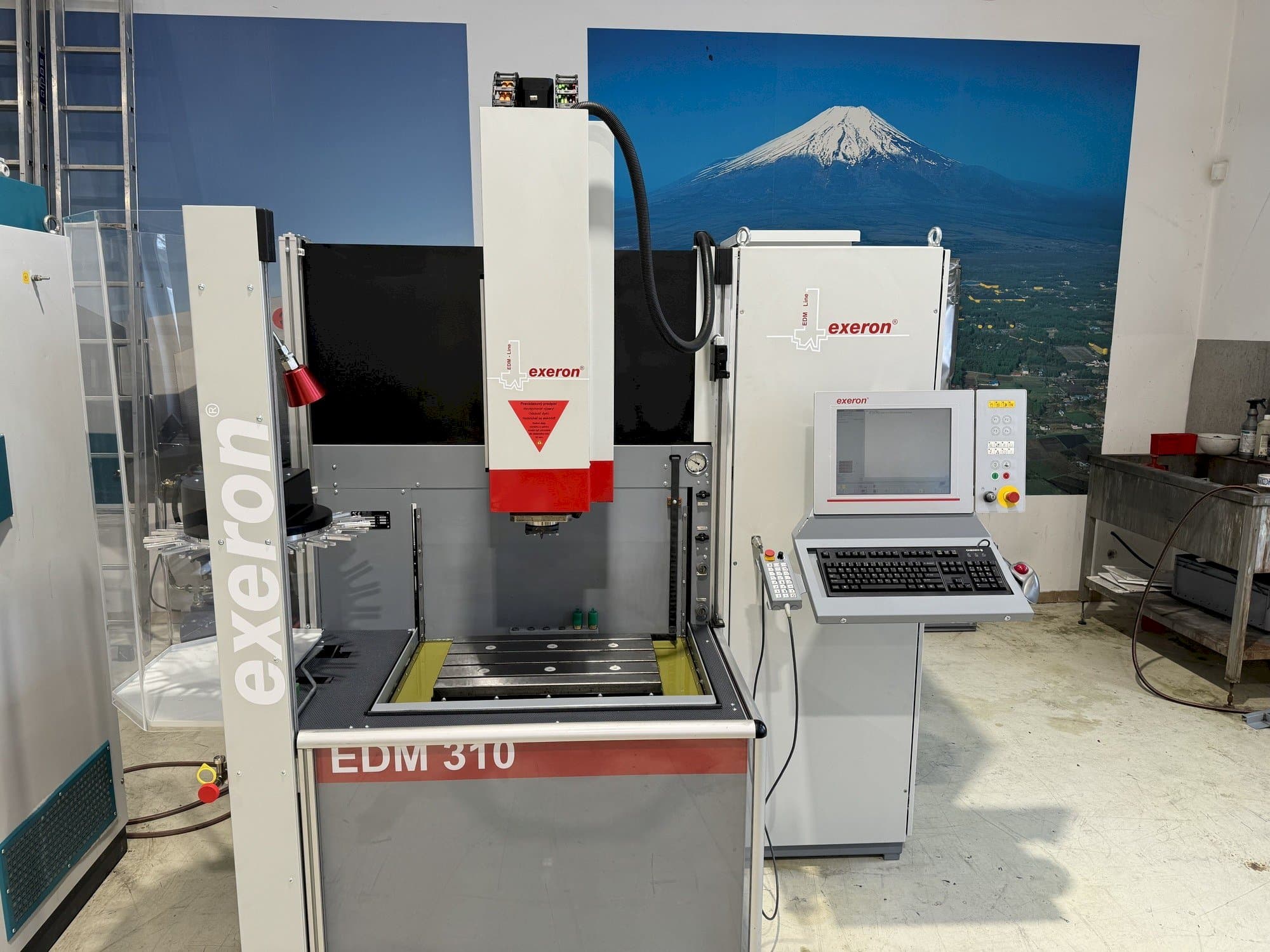 Widok z przodu maszyny Exeron EDM 310 MF 20