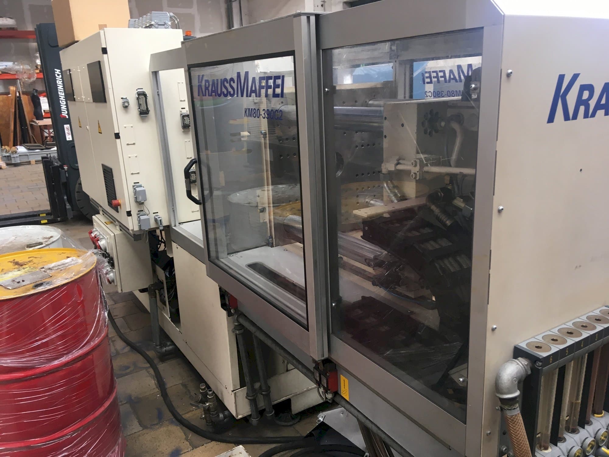 Widok z prawej maszyny Krauss Maffei 80/390 C2