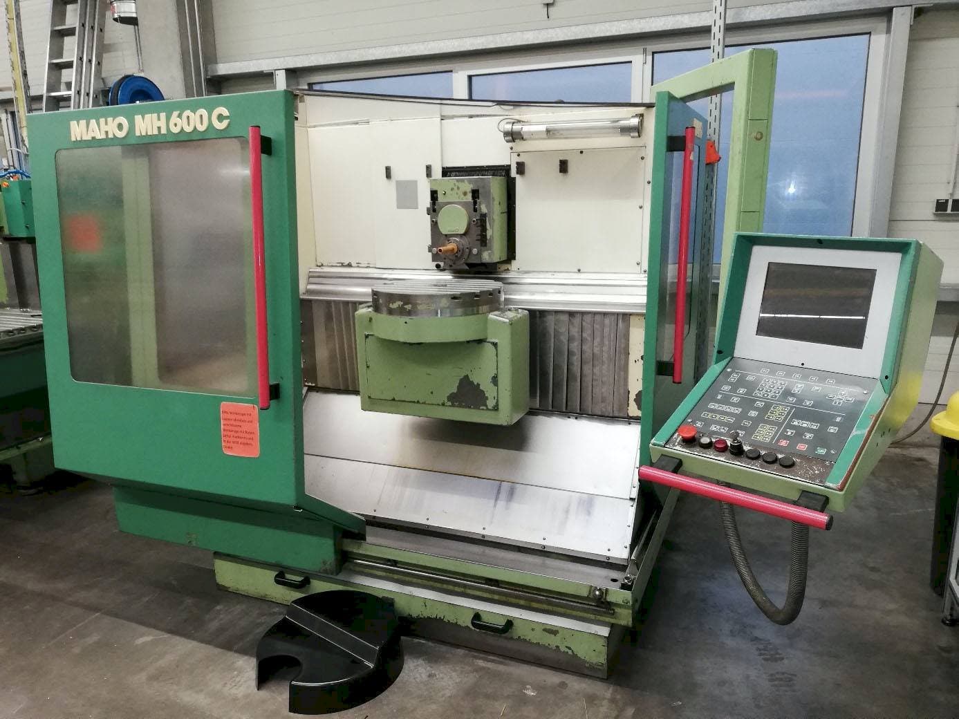 Widok lewej strony maszyny Maho MH 600 C