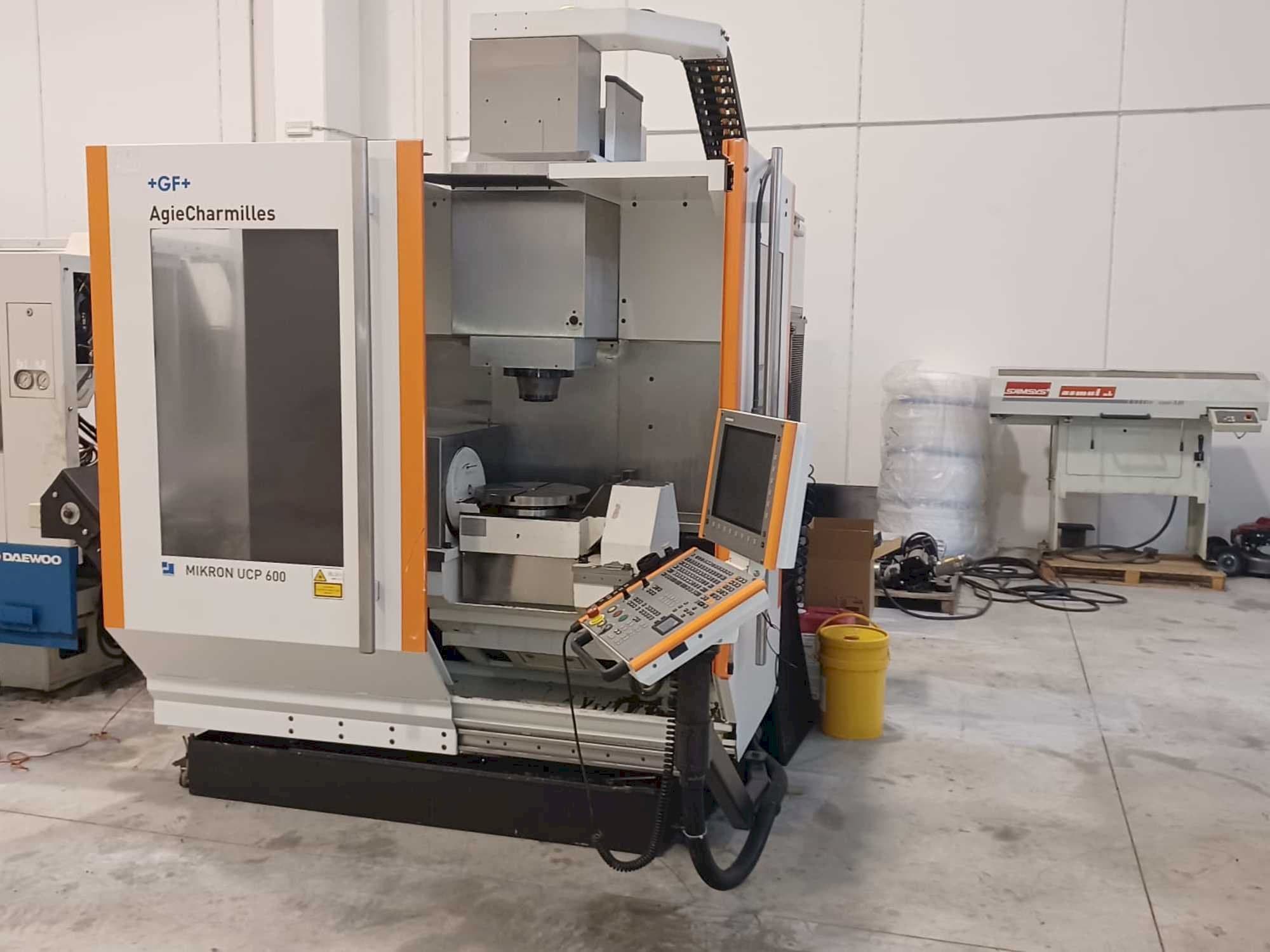Widok z przodu maszyny AgieCharmilles Mikron UCP 600