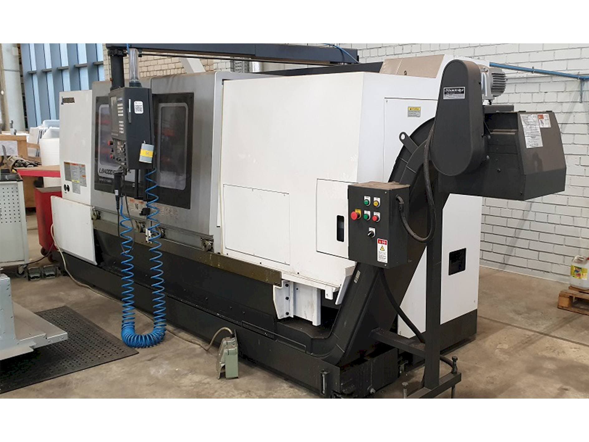 Widok z przodu maszyny Okuma LB4000EXII