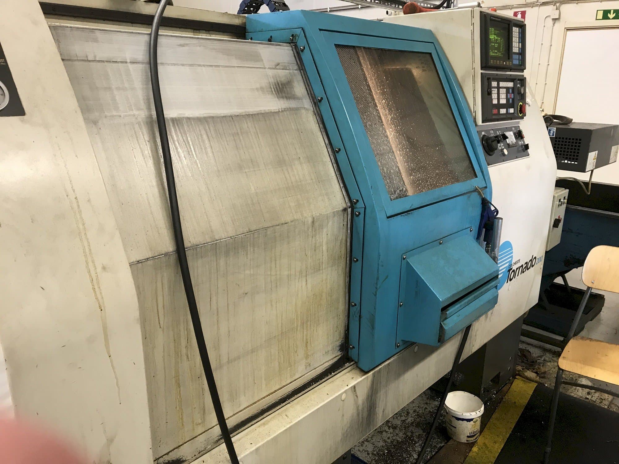 Widok z przodu maszyny Colchester Tornado 200