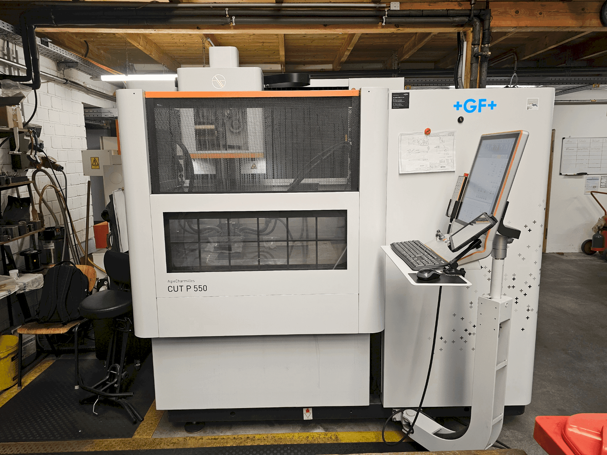 Widok z przodu maszyny AgieCharmilles CUT P 550