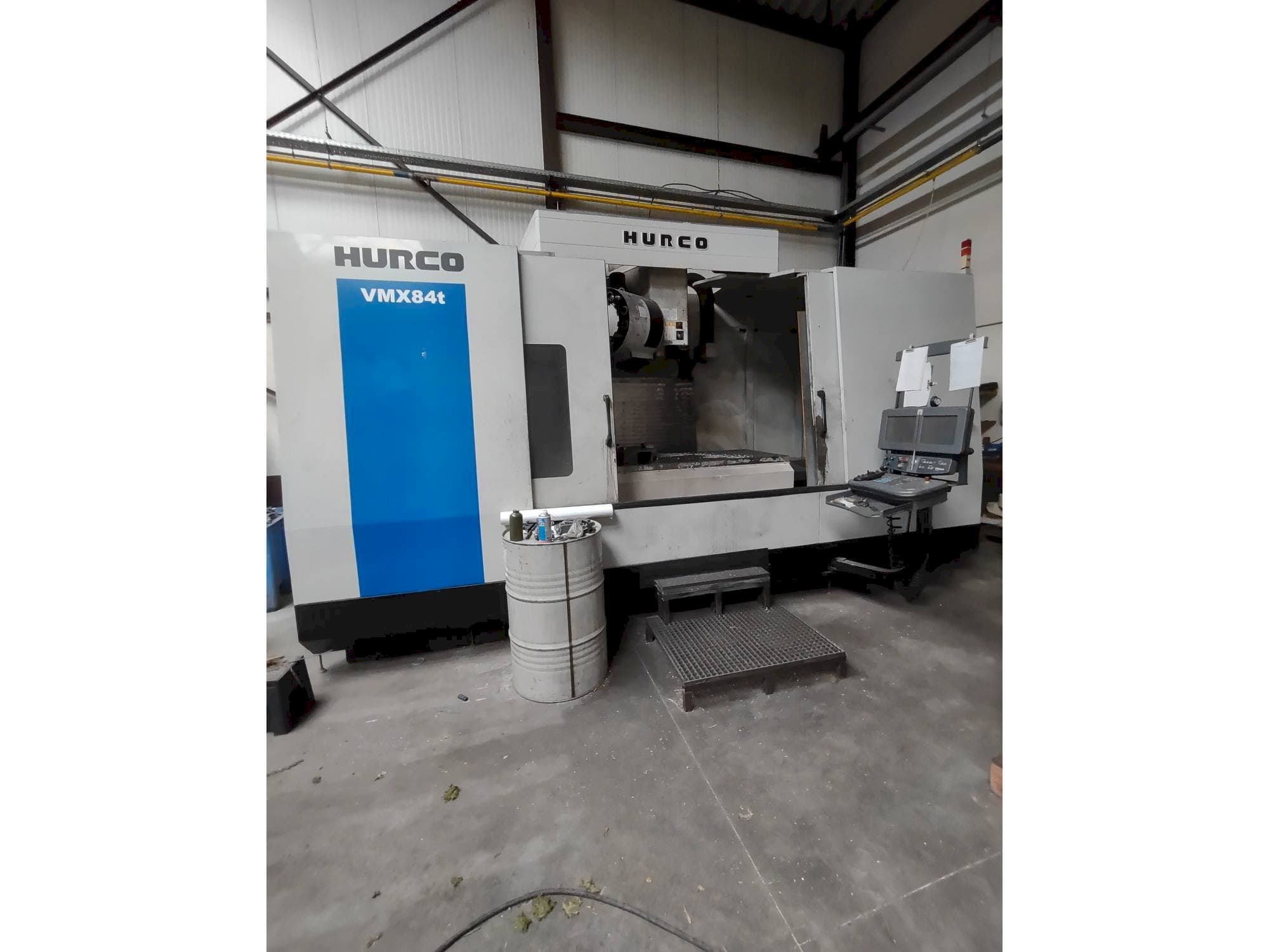 Widok z przodu maszyny Hurco VMX 84t