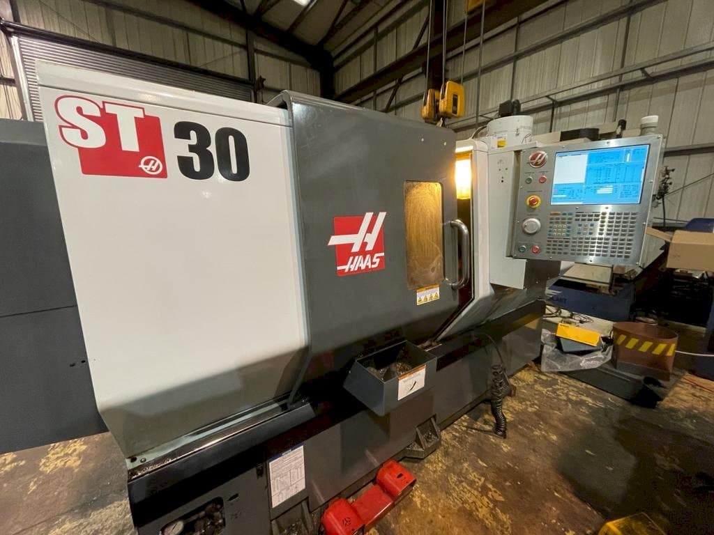 Widok z przodu maszyny HAAS ST-30