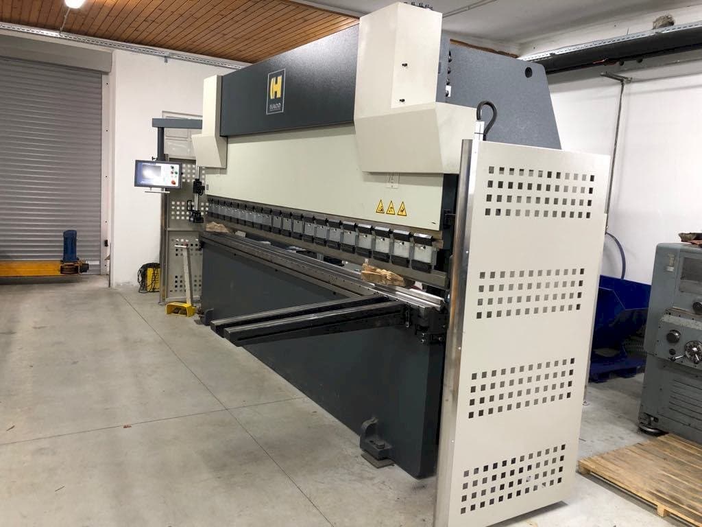 Widok z przodu maszyny HACO SYNCHROMASTER 40175