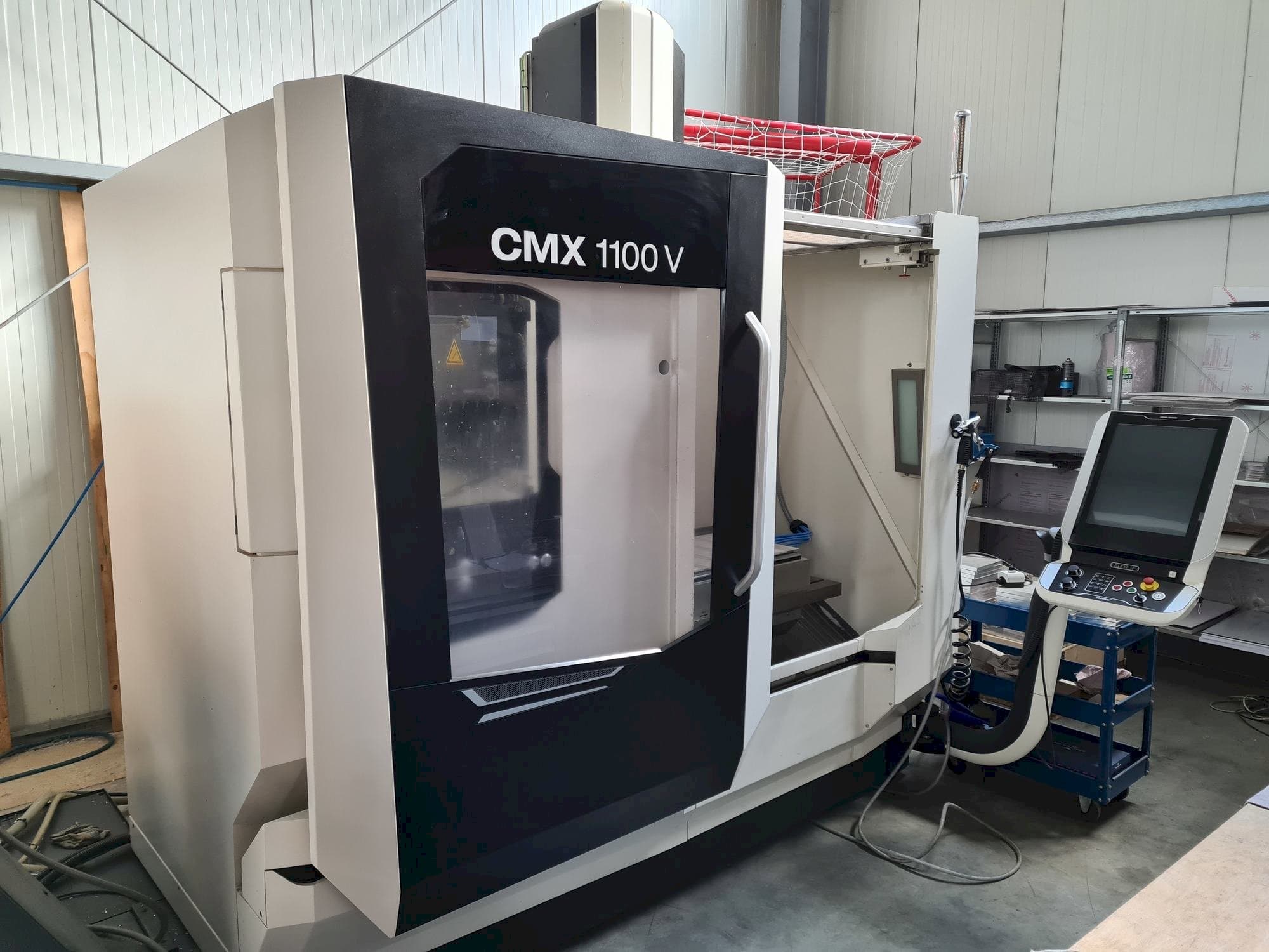 Widok z przodu maszyny DMG MORI CMX 1100 V