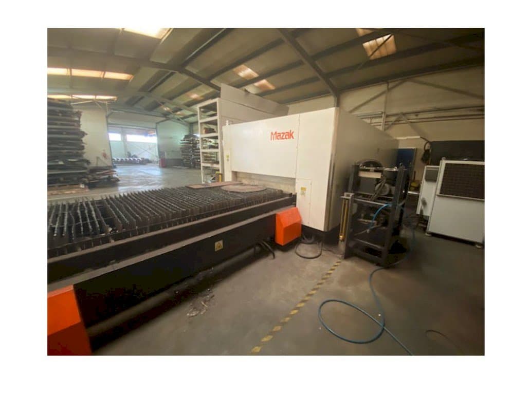 Widok z przodu maszyny Mazak Optiplex Nexus 3015