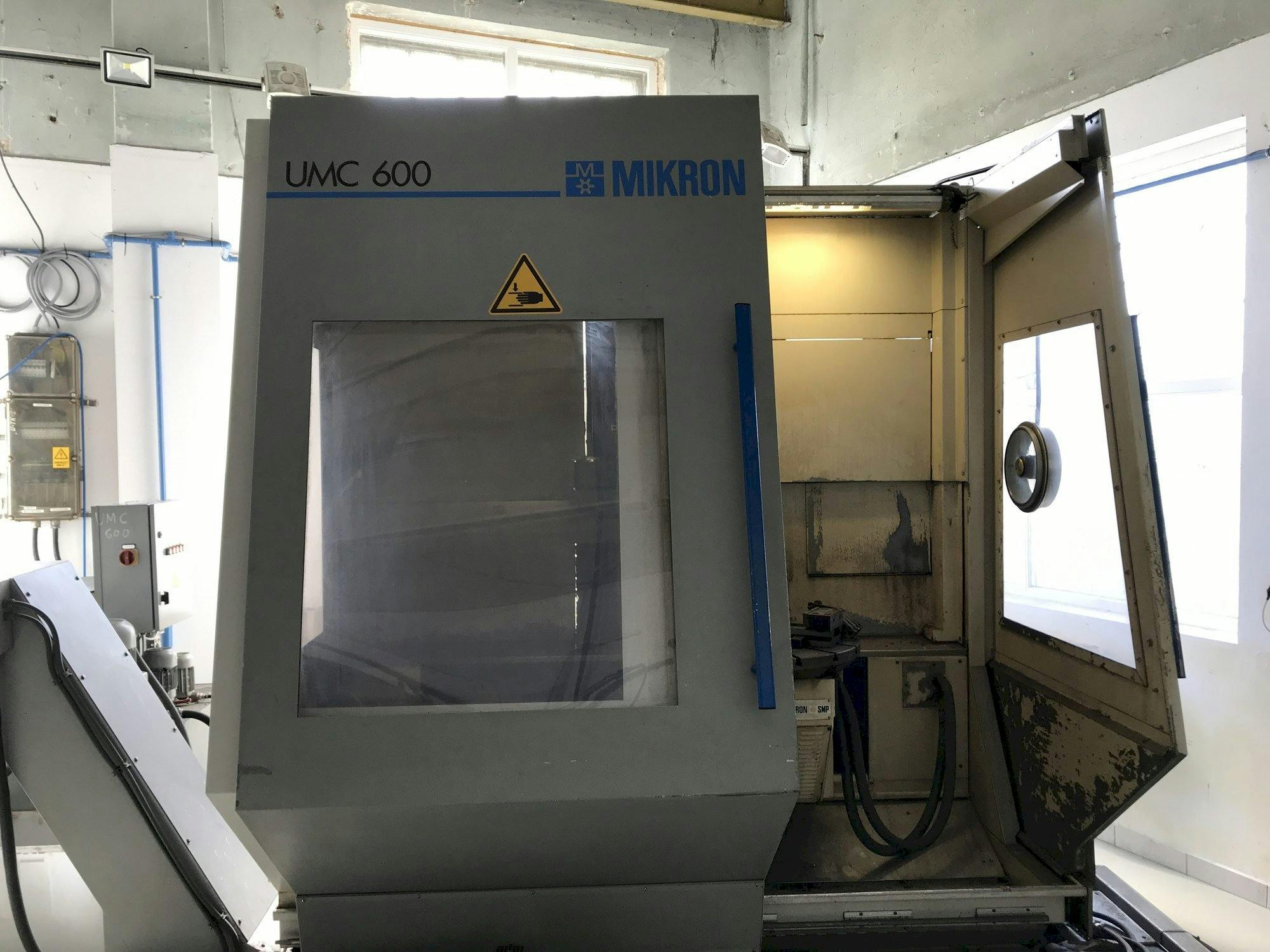 Widok z przodu maszyny MIKRON UMC 600