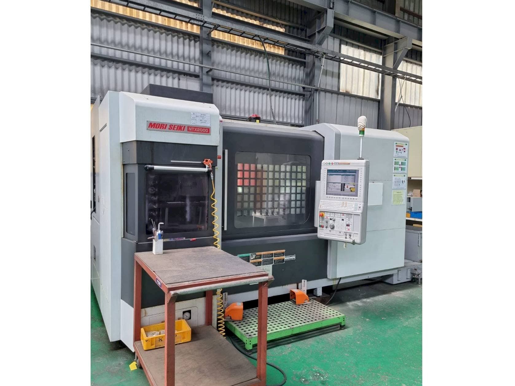 Widok z przodu maszyny DMG Mori Seiki NTX2000/1500S