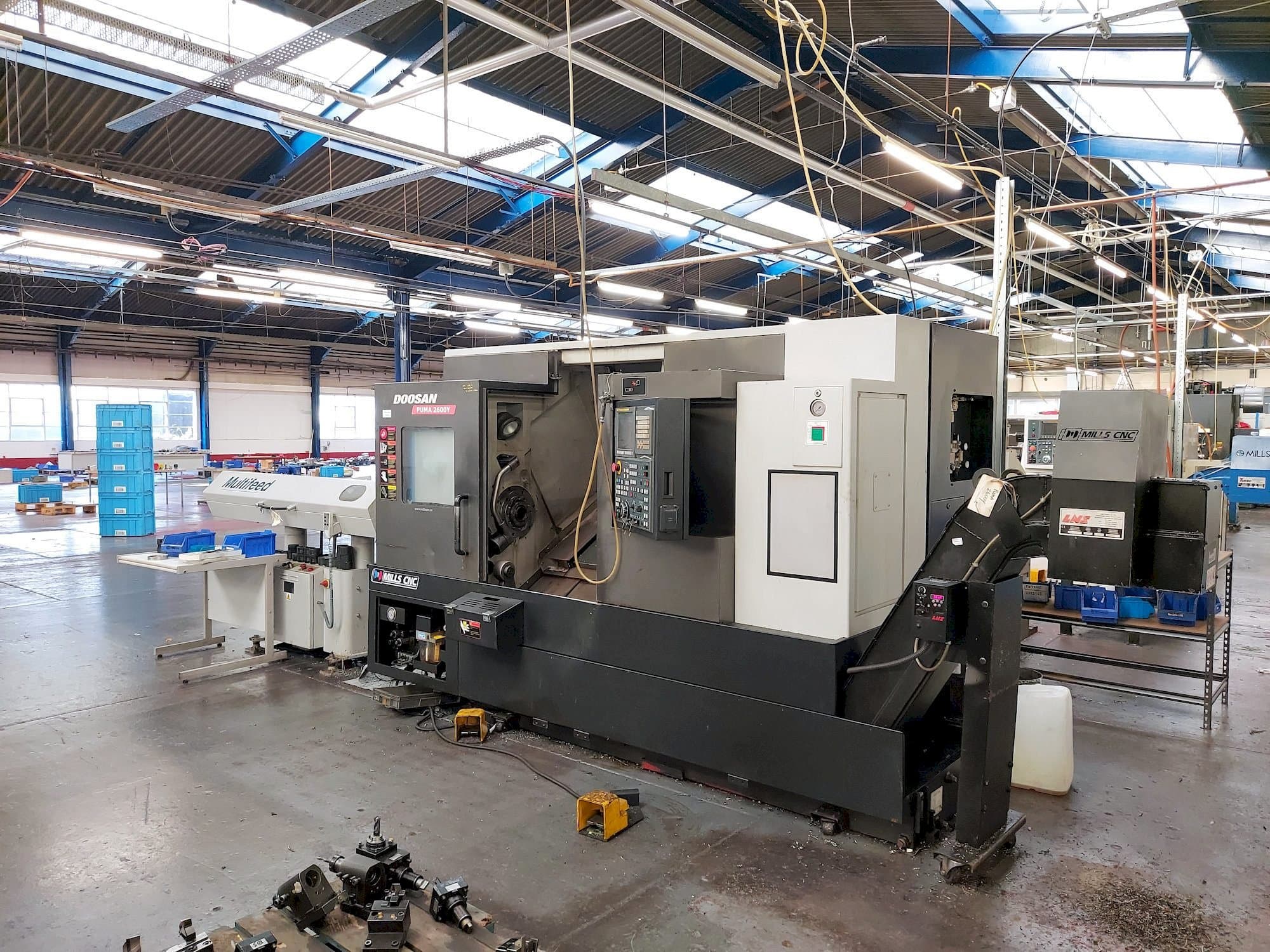 Widok z przodu maszyny Doosan Puma 2600Y