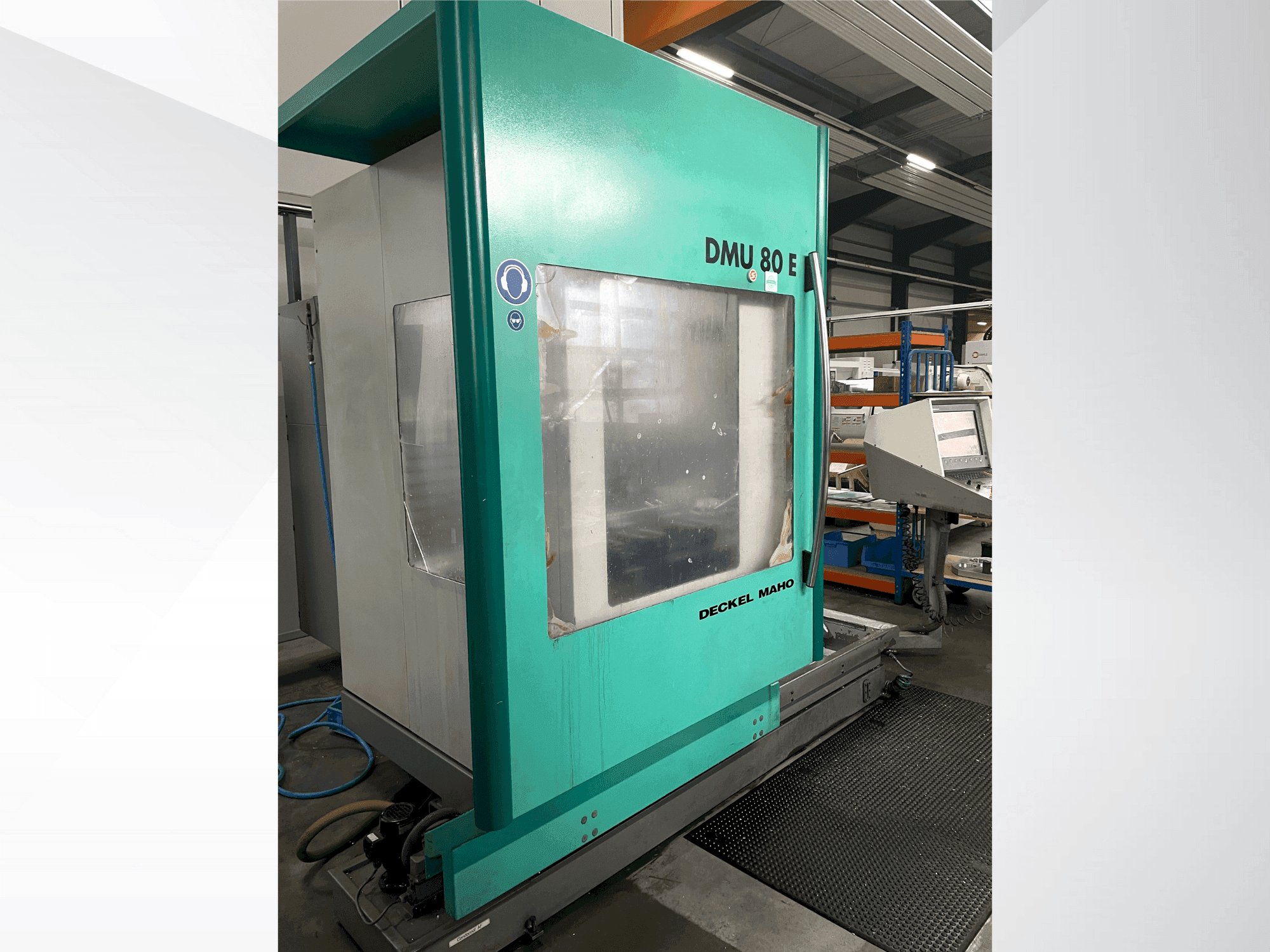 Widok z przodu maszyny DECKEL DMU 80 E