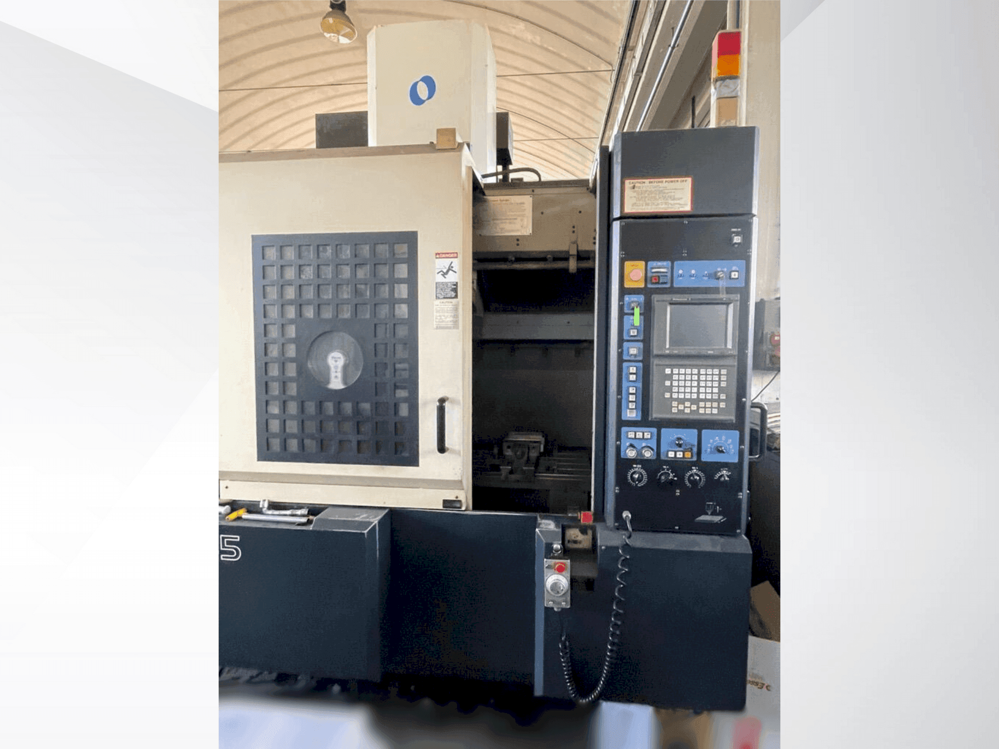 Widok z przodu maszyny Makino V55-A15