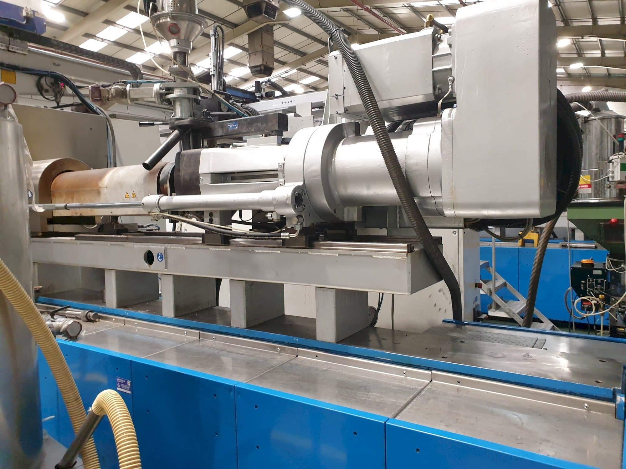 Widok z przodu maszyny Netstal EVOS 5500-2000