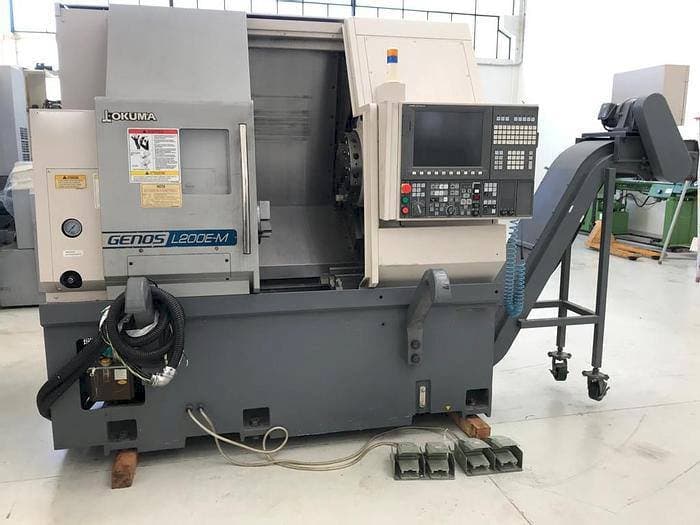 Widok z przodu maszyny Okuma Genos L200E-MY