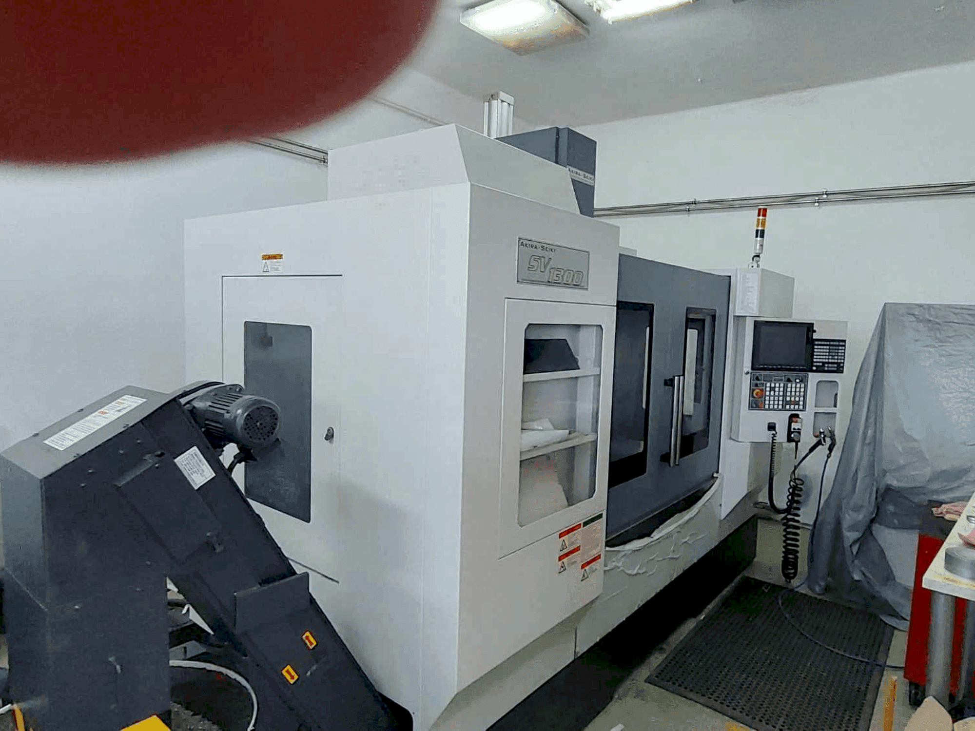 Widok z przodu maszyny Akira Seiki SVI300