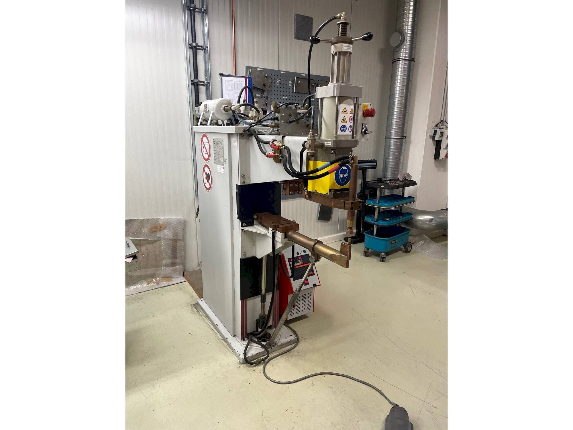 Widok z przodu maszyny ESD 8212 S